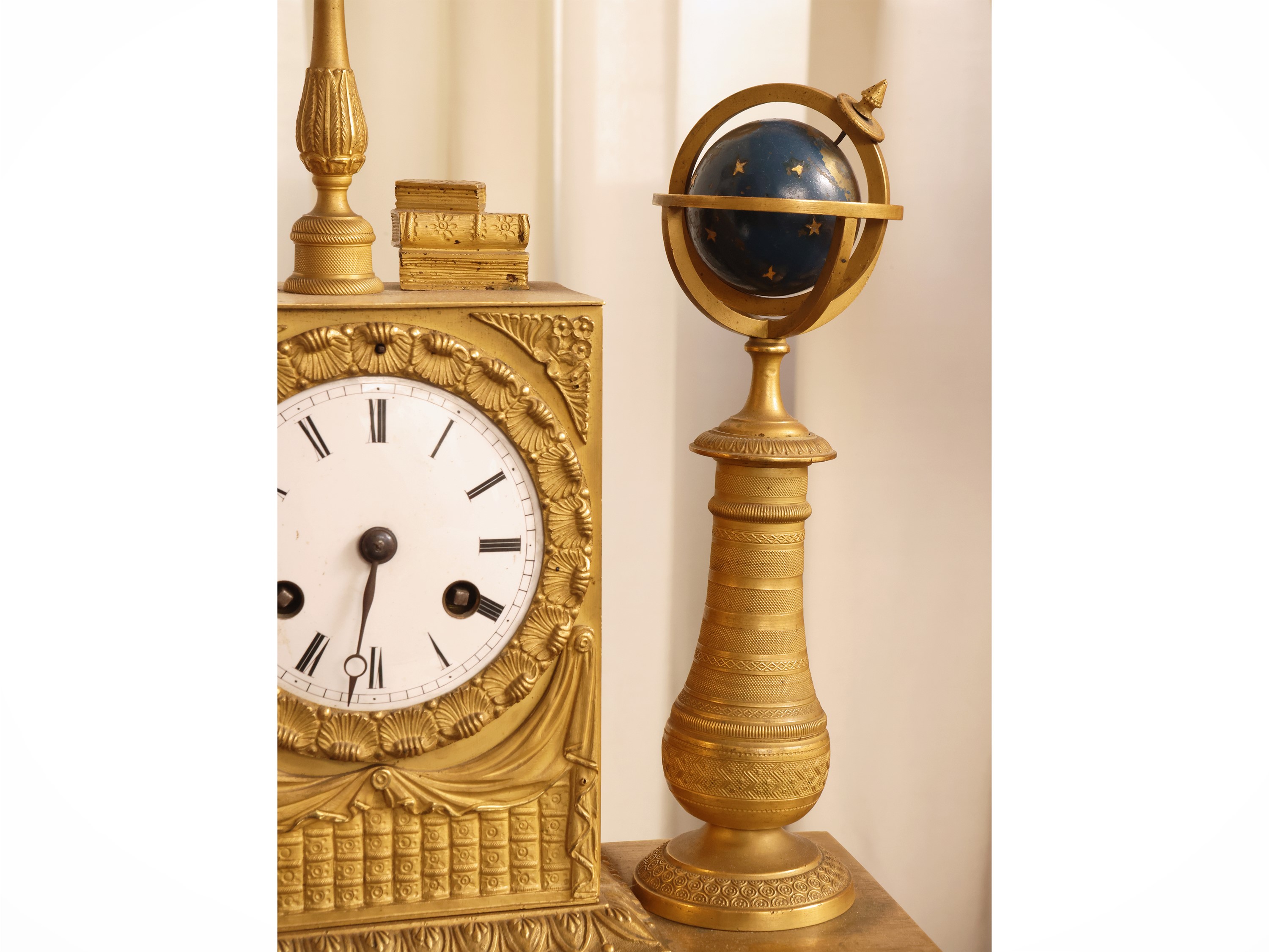 Orologio da tavolo in bronzo dorato con allegoria dell’Astronomia, inizio XIX secolo