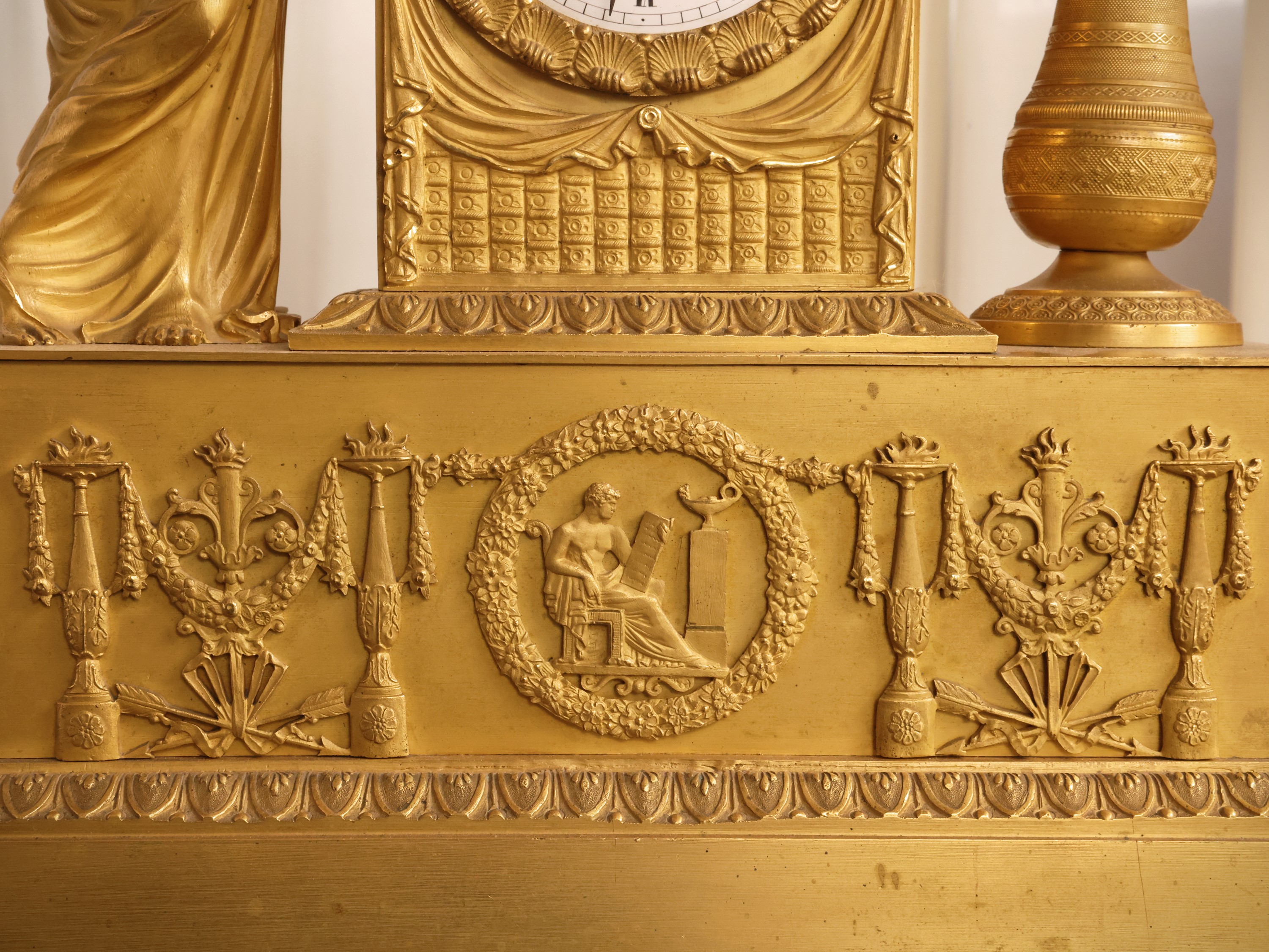 Orologio da tavolo in bronzo dorato con allegoria dell’Astronomia, inizio XIX secolo