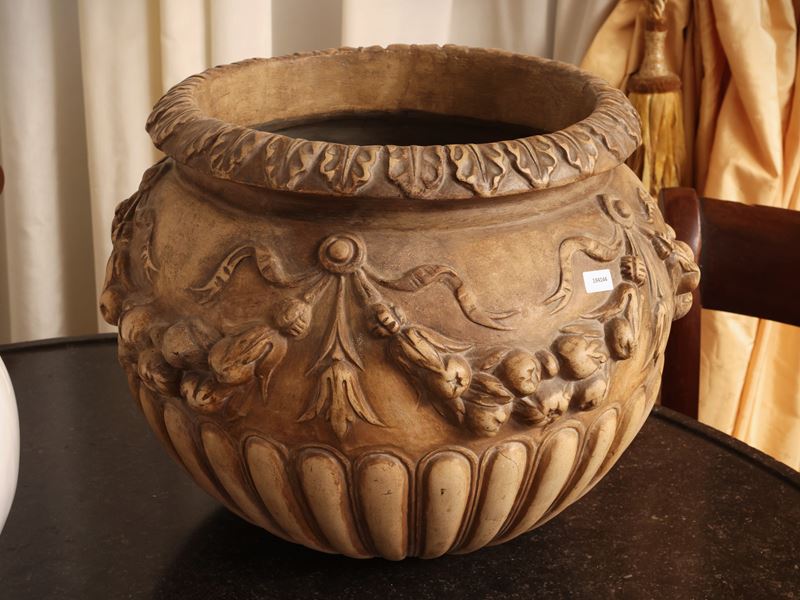Vaso in terracotta di Signa, decorazione a festoni di frutta e baccellatura