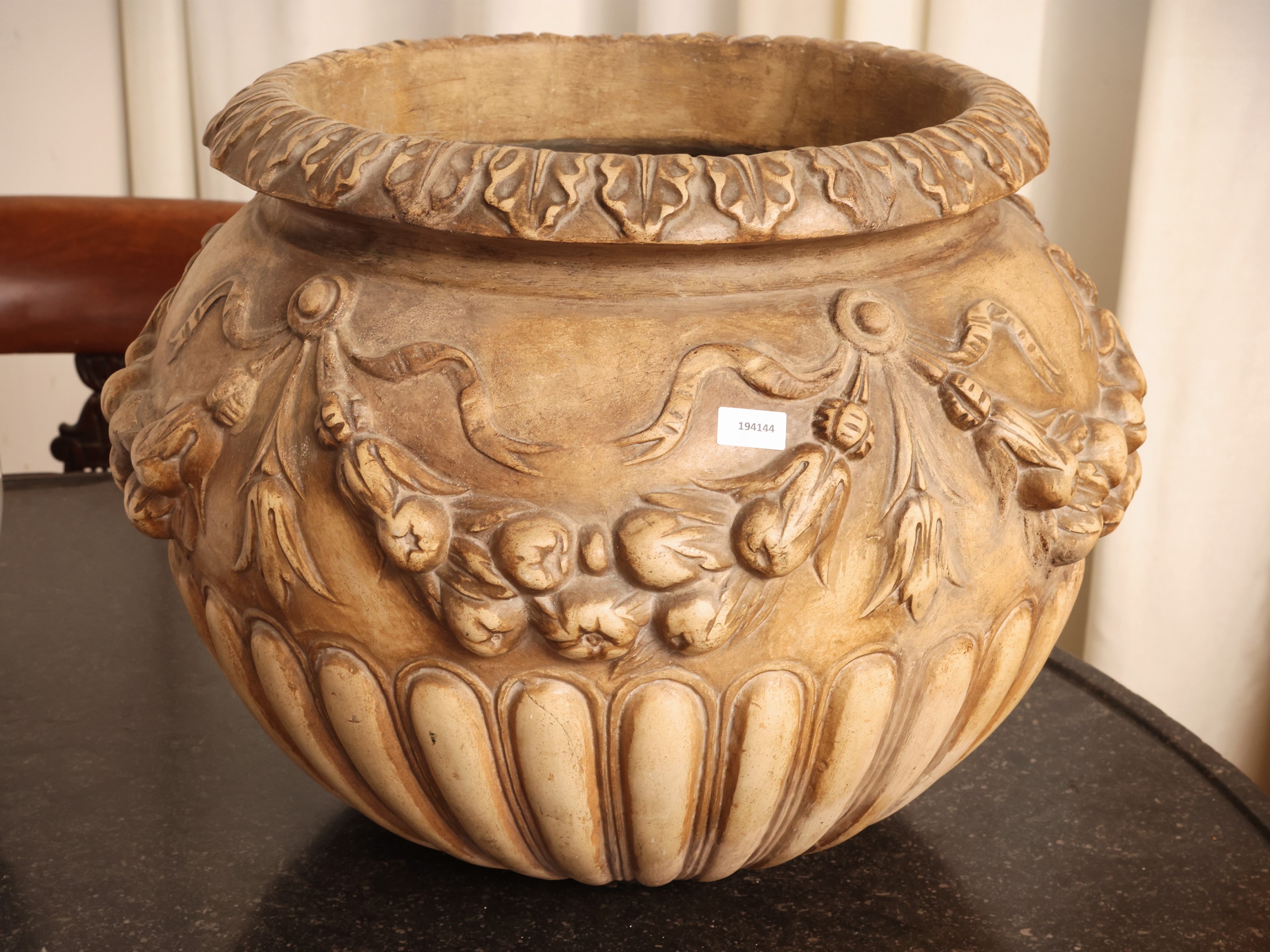 Vaso in terracotta di Signa, decorazione a festoni di frutta e baccellatura