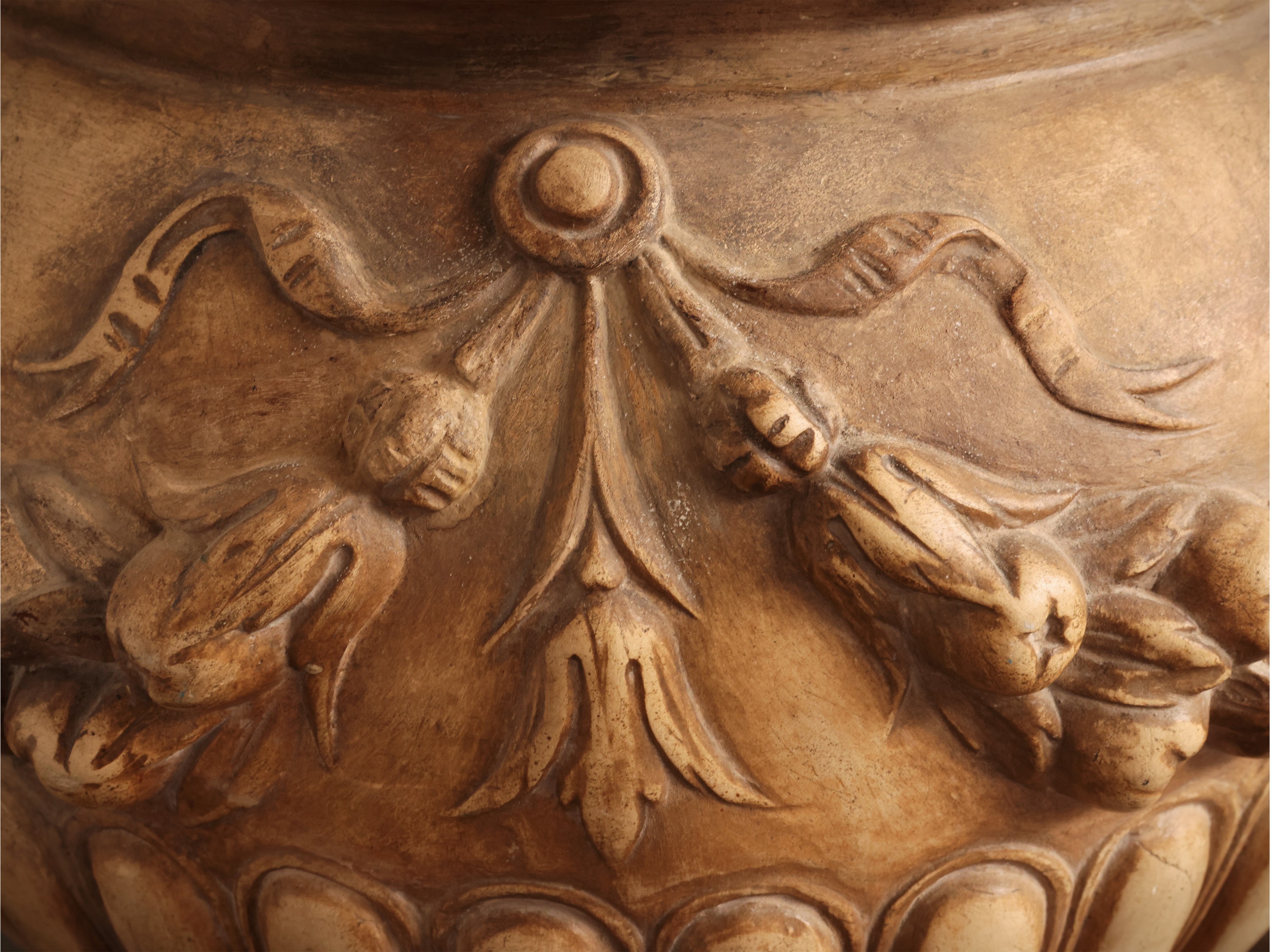 Vaso in terracotta di Signa, decorazione a festoni di frutta e baccellatura