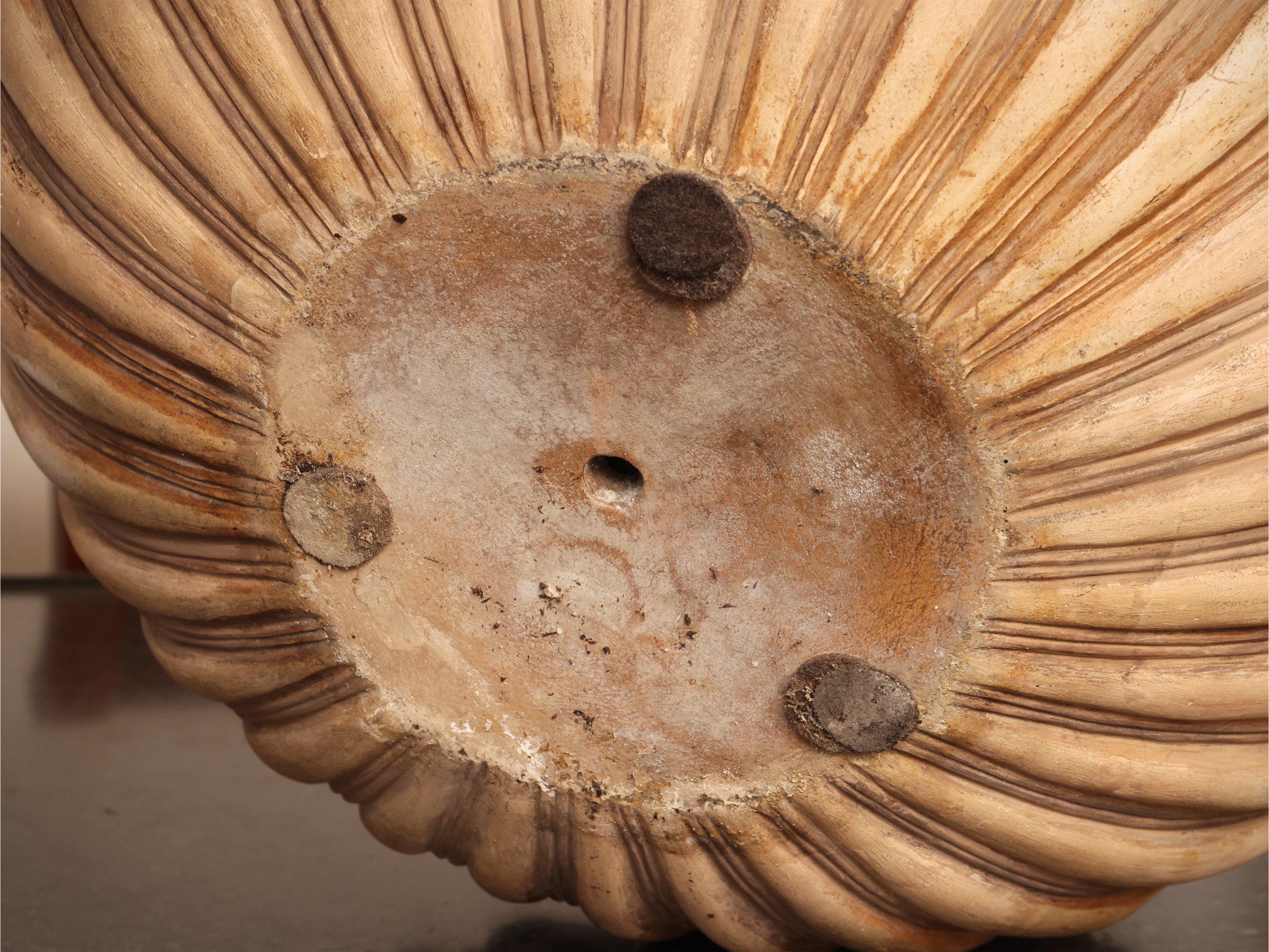 Vaso in terracotta di Signa, decorazione a festoni di frutta e baccellatura