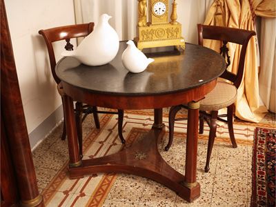 Tavolo da centro rotondo, impiallacciato in piuma di mogano, piano in marmo nero, XIX secolo