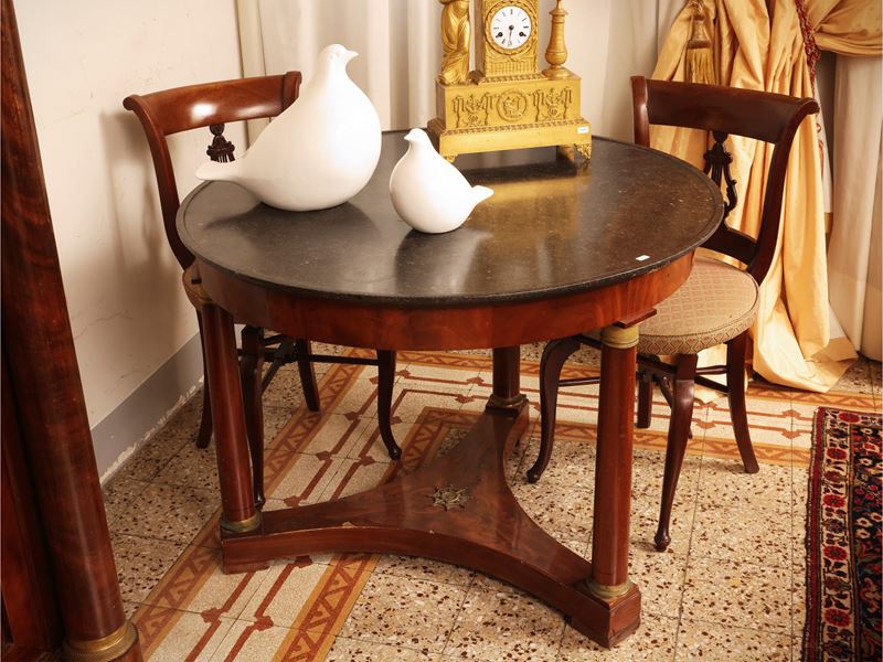 Tavolo da centro rotondo, impiallacciato in piuma di mogano, piano in marmo nero, XIX secolo
