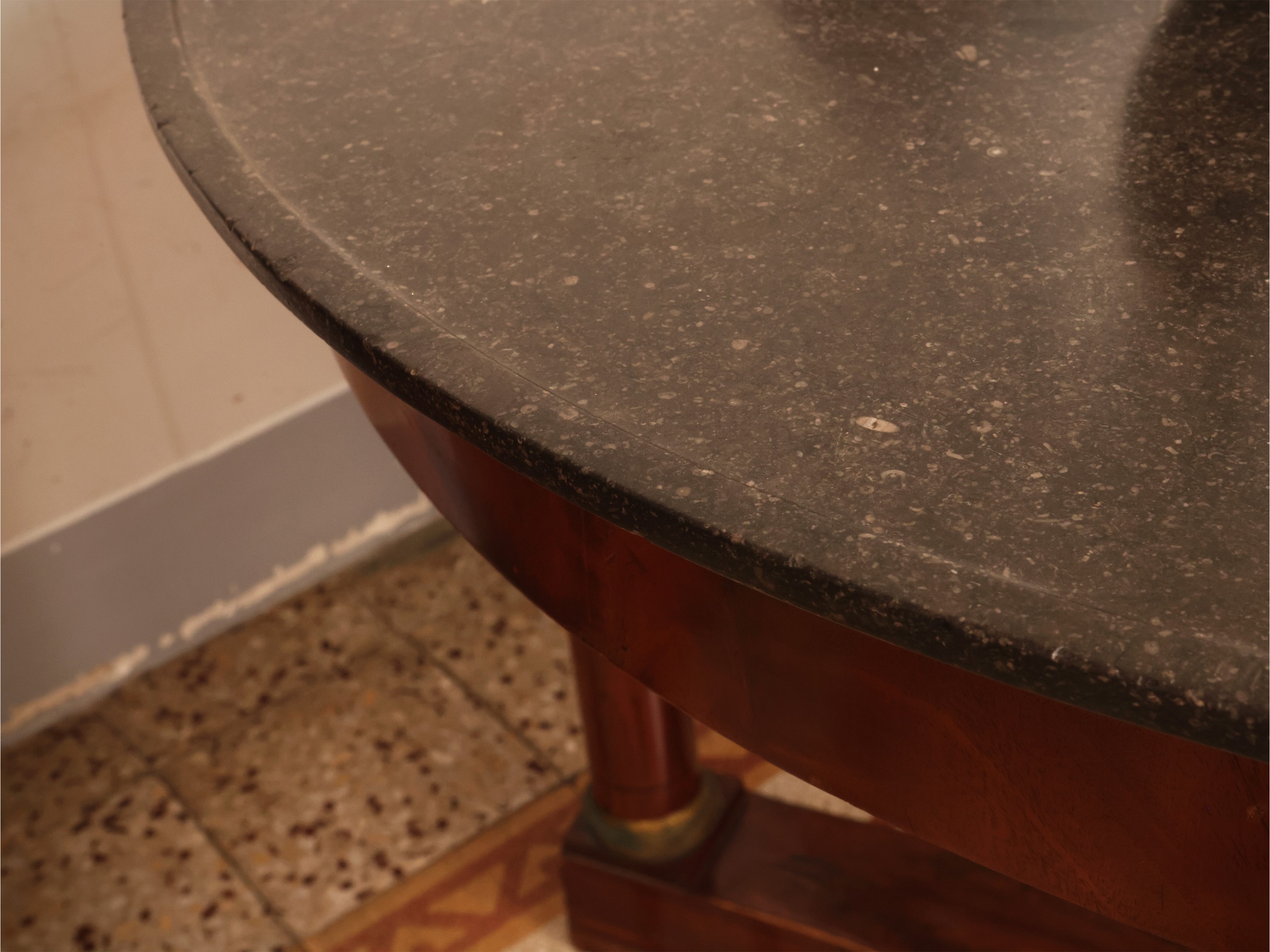 Tavolo da centro rotondo, impiallacciato in piuma di mogano, piano in marmo nero, XIX secolo