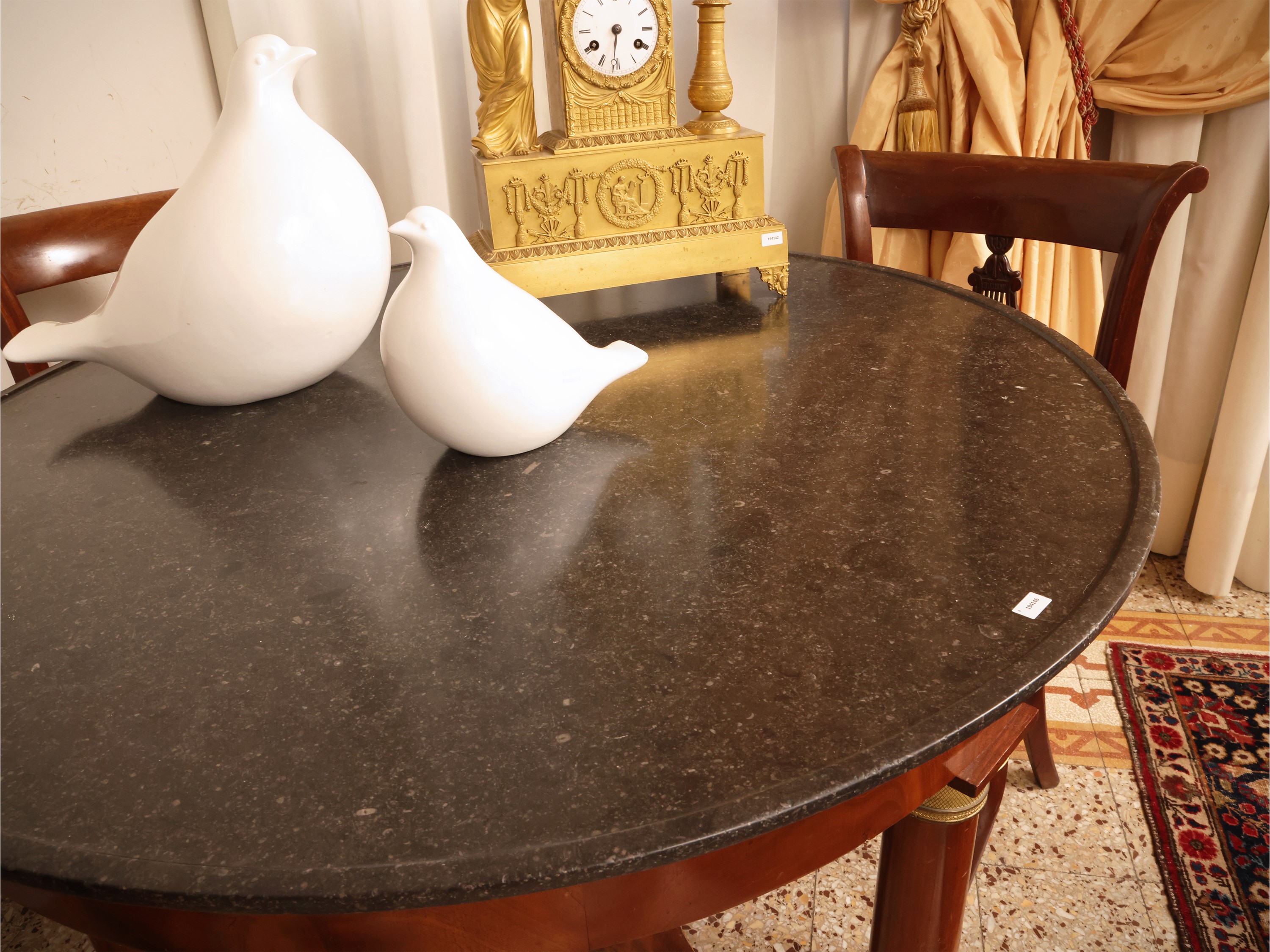 Tavolo da centro rotondo, impiallacciato in piuma di mogano, piano in marmo nero, XIX secolo