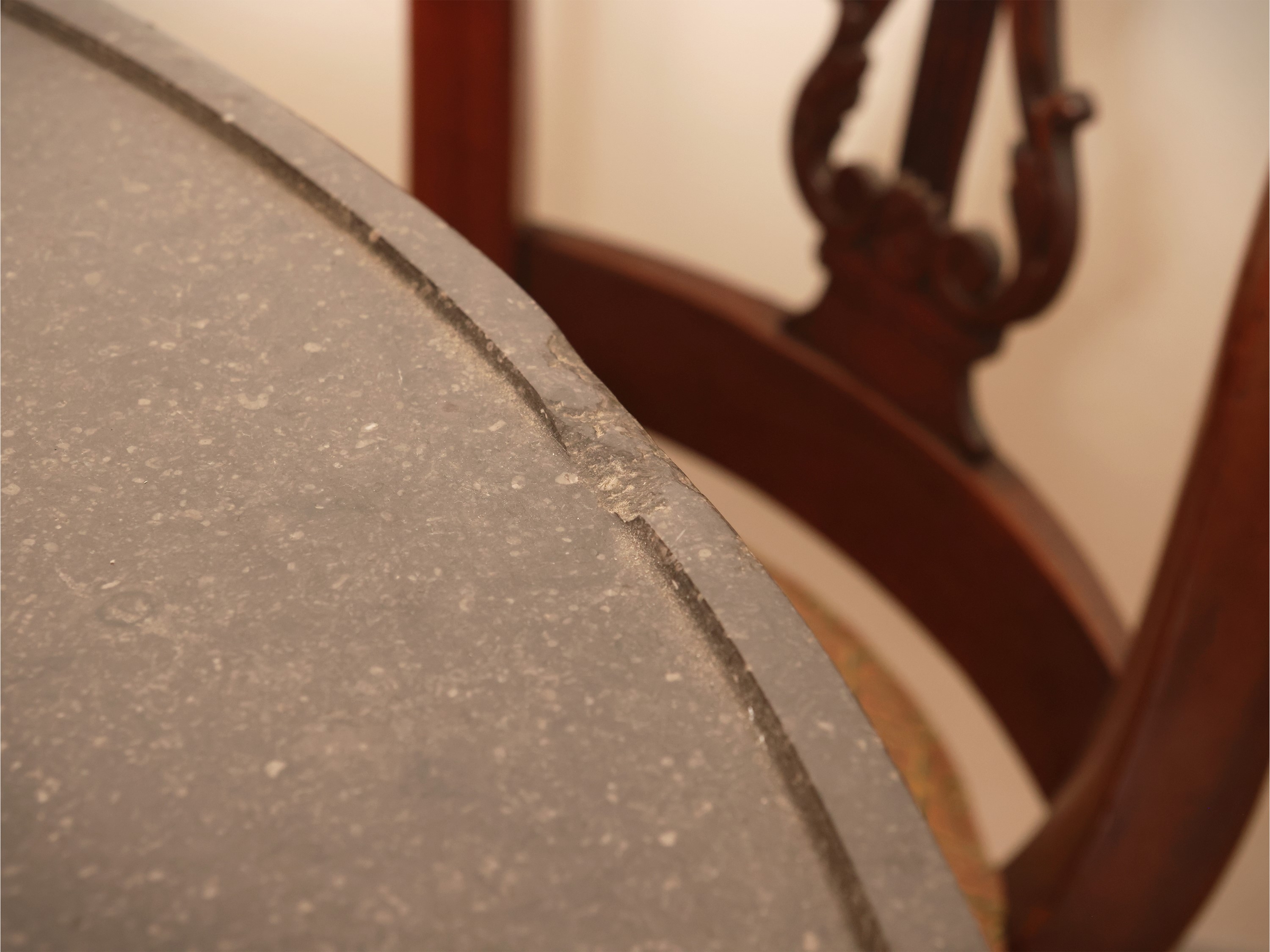 Tavolo da centro rotondo, impiallacciato in piuma di mogano, piano in marmo nero, XIX secolo