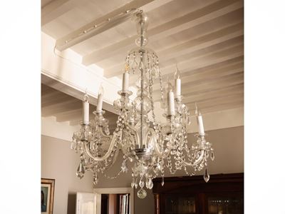 Grande lampadario in cristallo, dieci bracci portacandele, catene di perle e pendenti sfaccettati