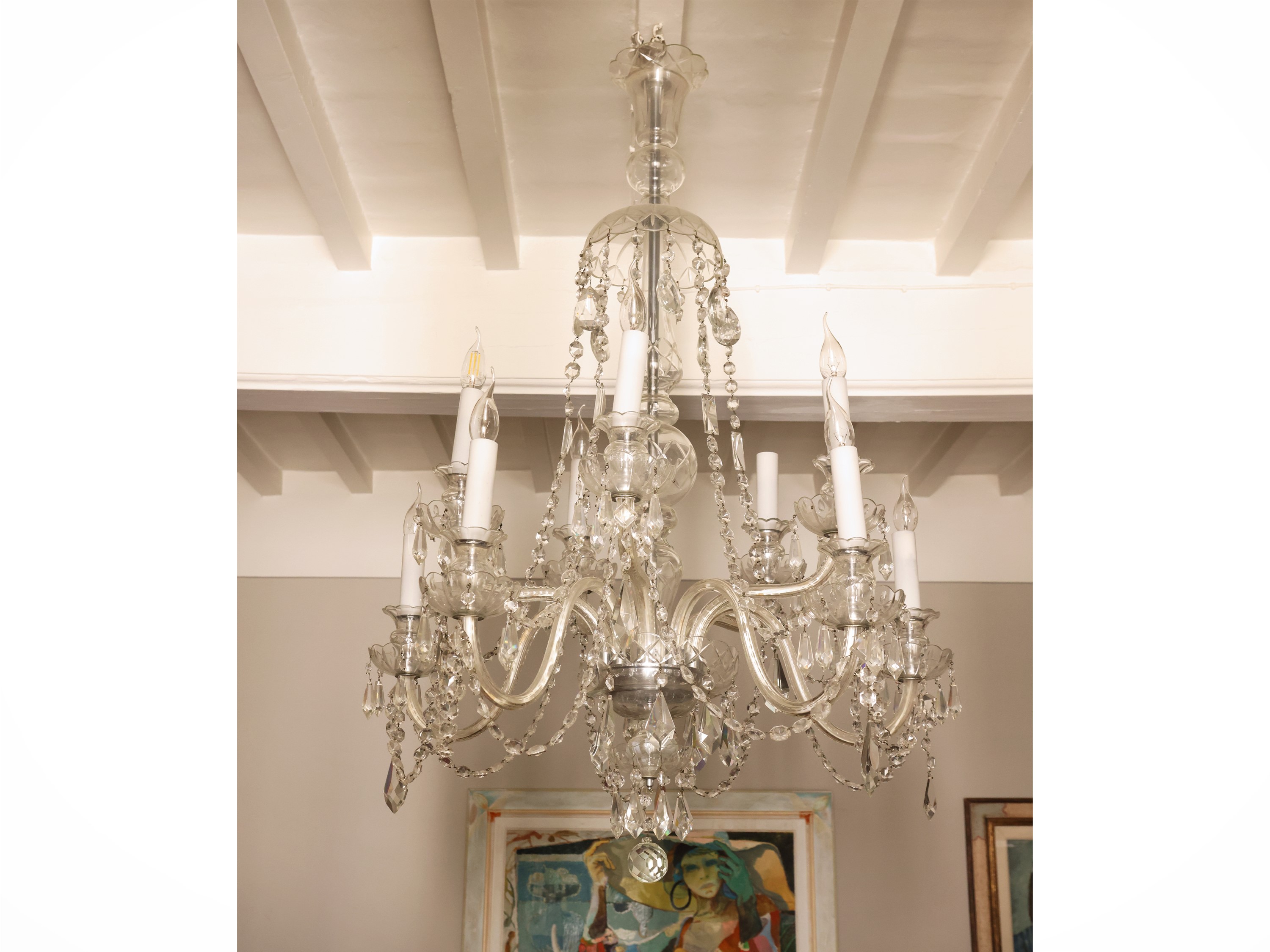 Grande lampadario in cristallo, dieci bracci portacandele, catene di perle e pendenti sfaccettati