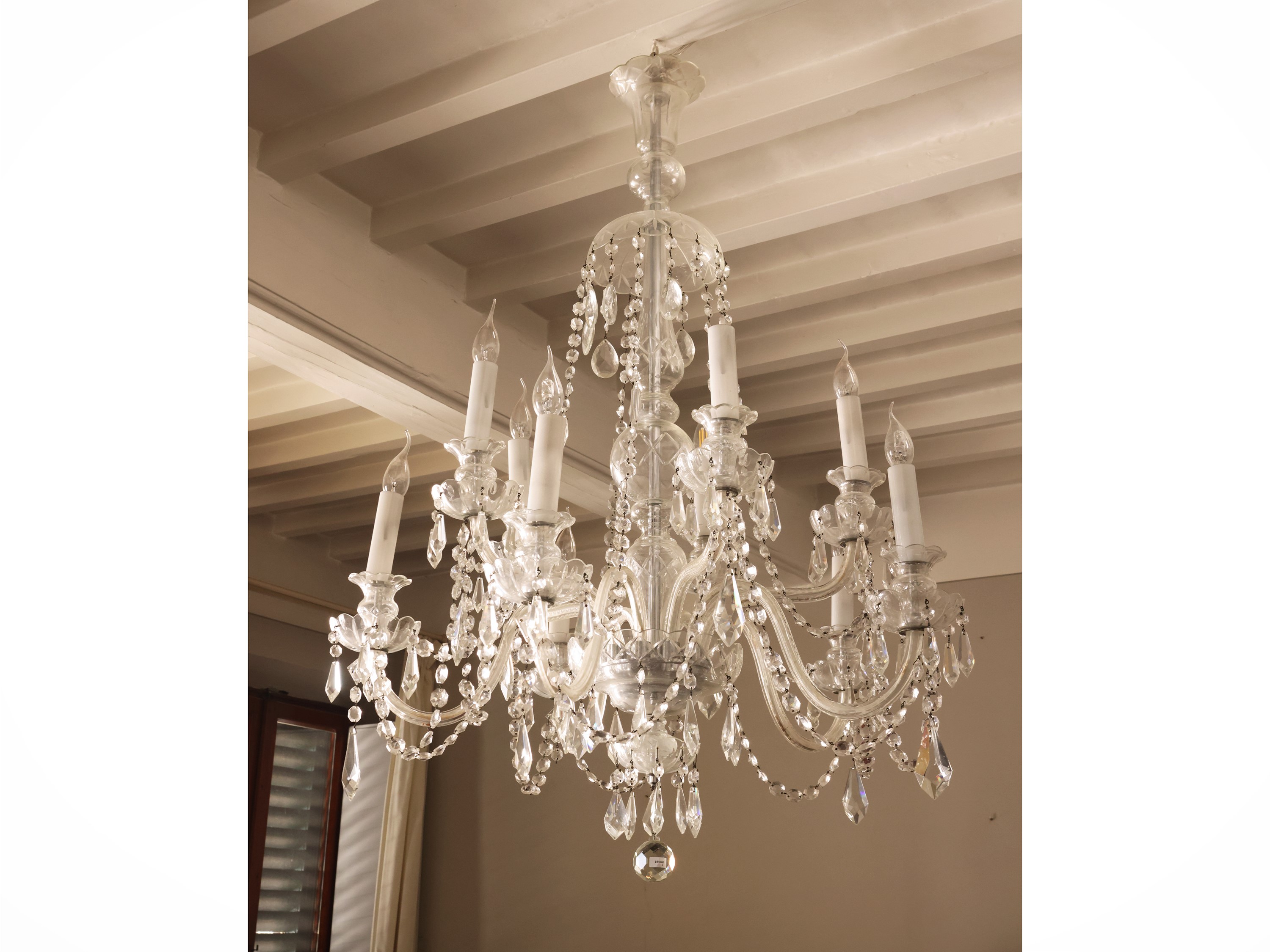 Grande lampadario in cristallo, dieci bracci portacandele, catene di perle e pendenti sfaccettati