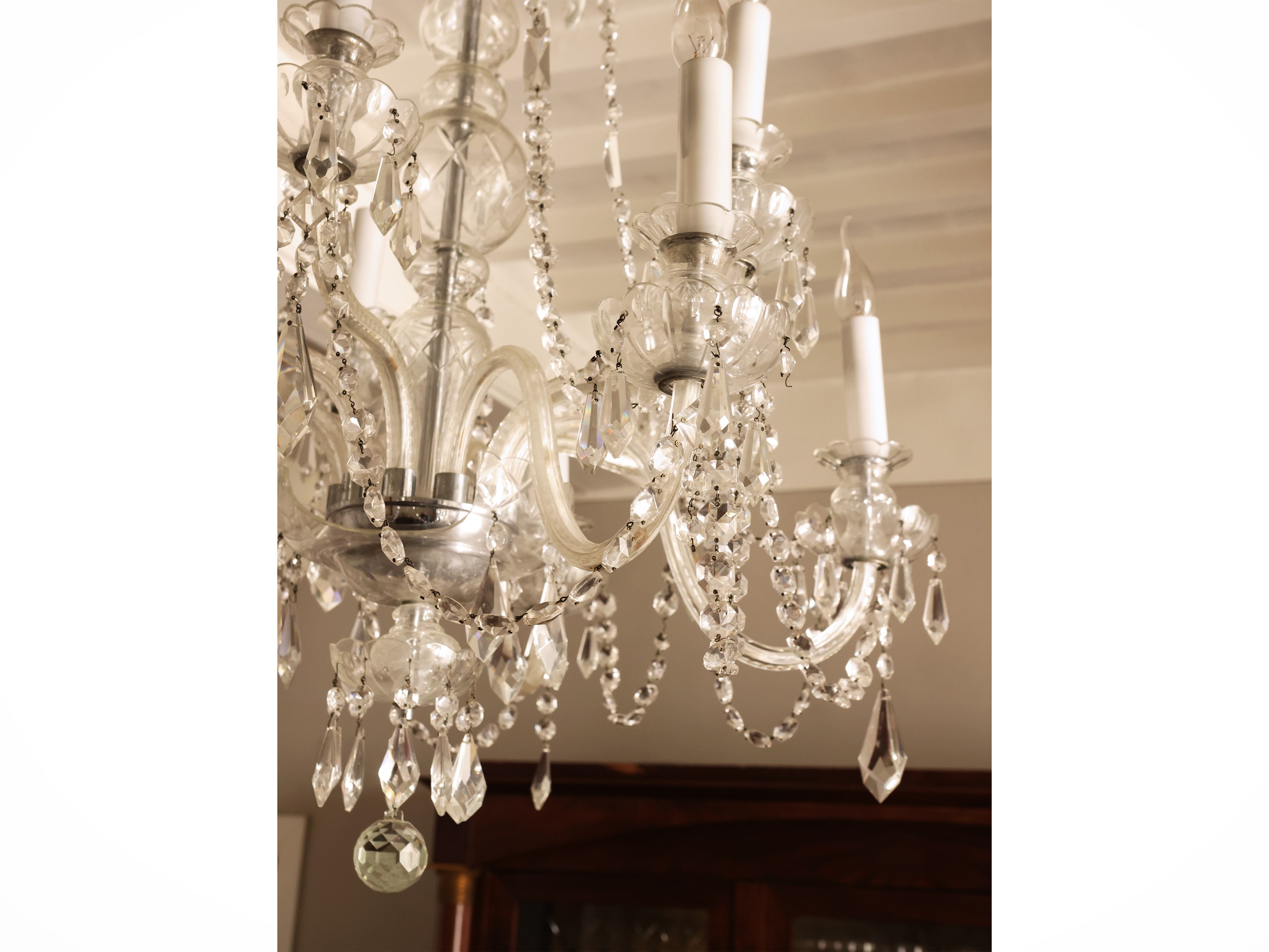 Grande lampadario in cristallo, dieci bracci portacandele, catene di perle e pendenti sfaccettati