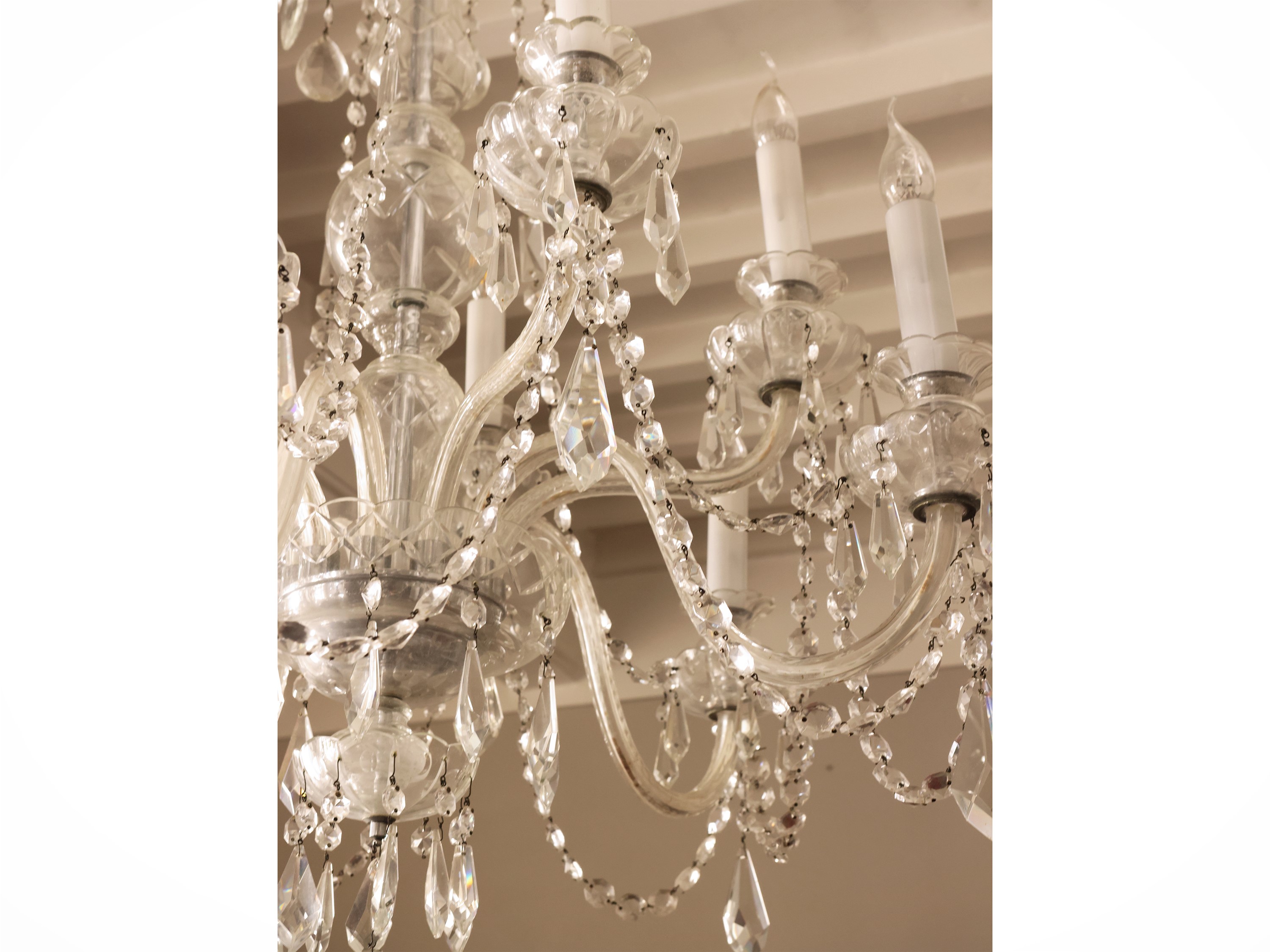 Grande lampadario in cristallo, dieci bracci portacandele, catene di perle e pendenti sfaccettati