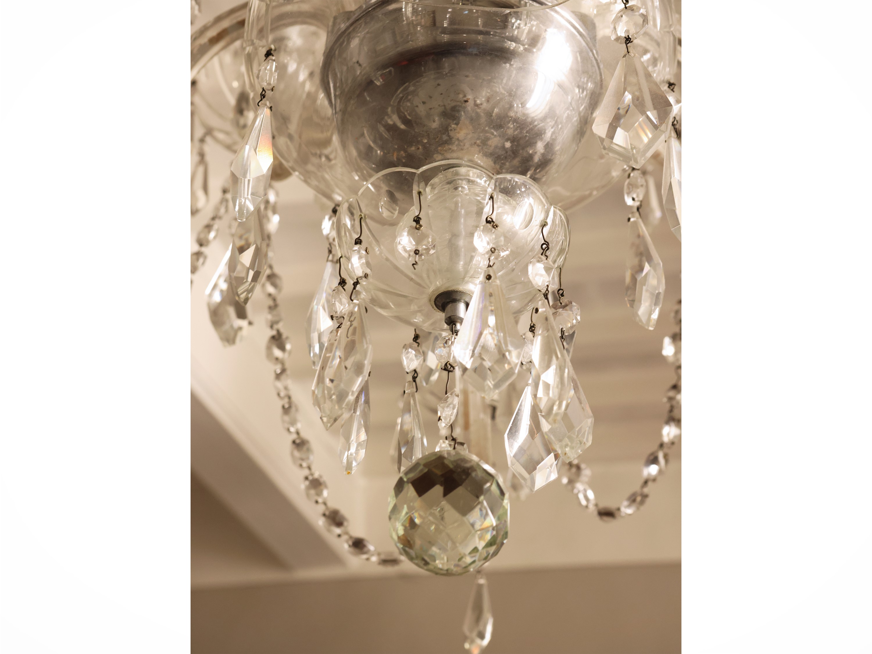 Grande lampadario in cristallo, dieci bracci portacandele, catene di perle e pendenti sfaccettati