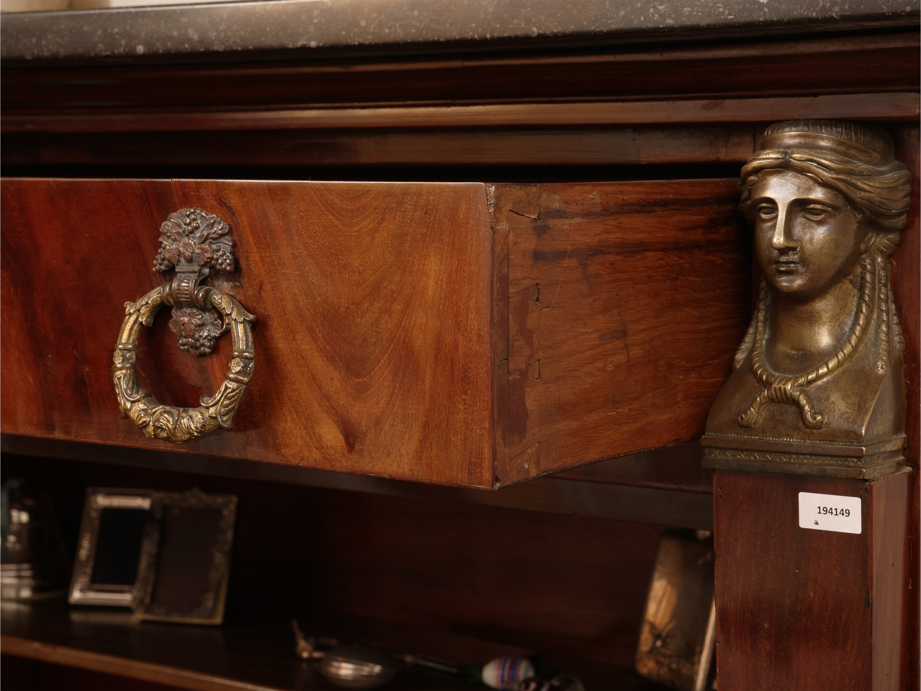 XIX secolo, Secrétaire impiallacciato in piuma di mogano con piano in marmo nero