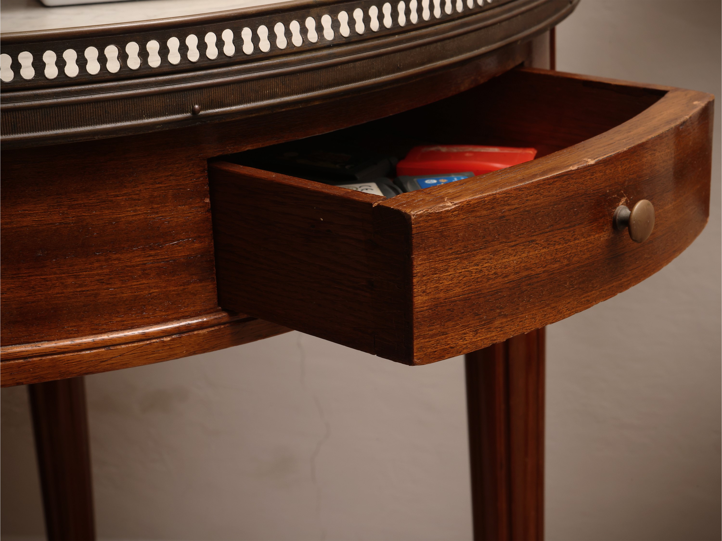 Tavolino da appoggio, mogano, piano circolare in marmo bianco, fine XIX/inizio XX secolo
