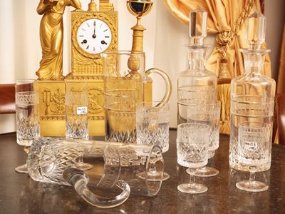 Servizio di bicchieri in cristallo molato, composto da bicchieri, flutes e caraffe