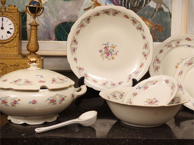 Servizio di piatti in porcellana avorio, Bavaria, decorazione a bouquet floreale policromo (36 pi...