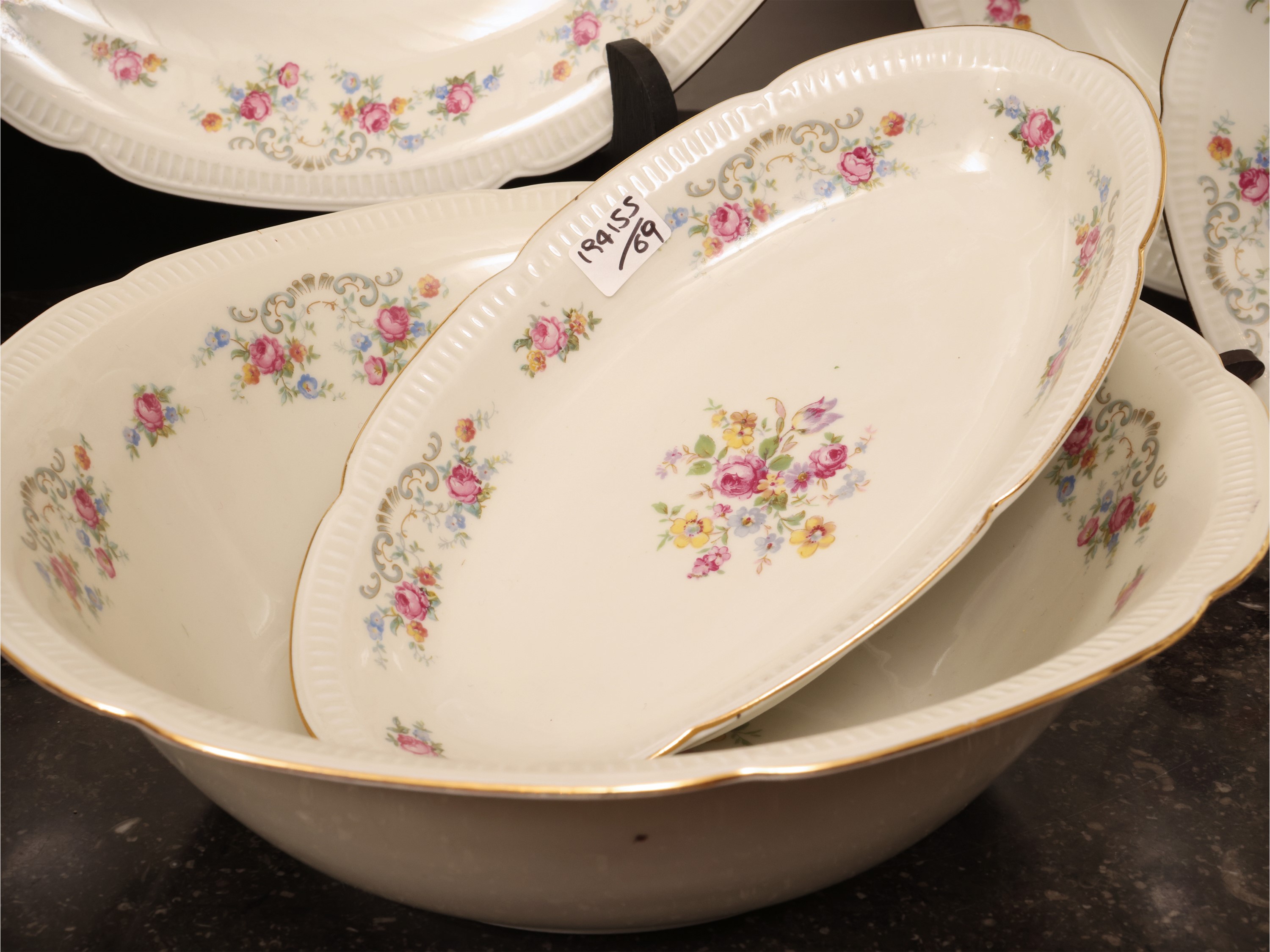 Servizio di piatti in porcellana avorio, Bavaria, decorazione a bouquet floreale policromo (36 pi...