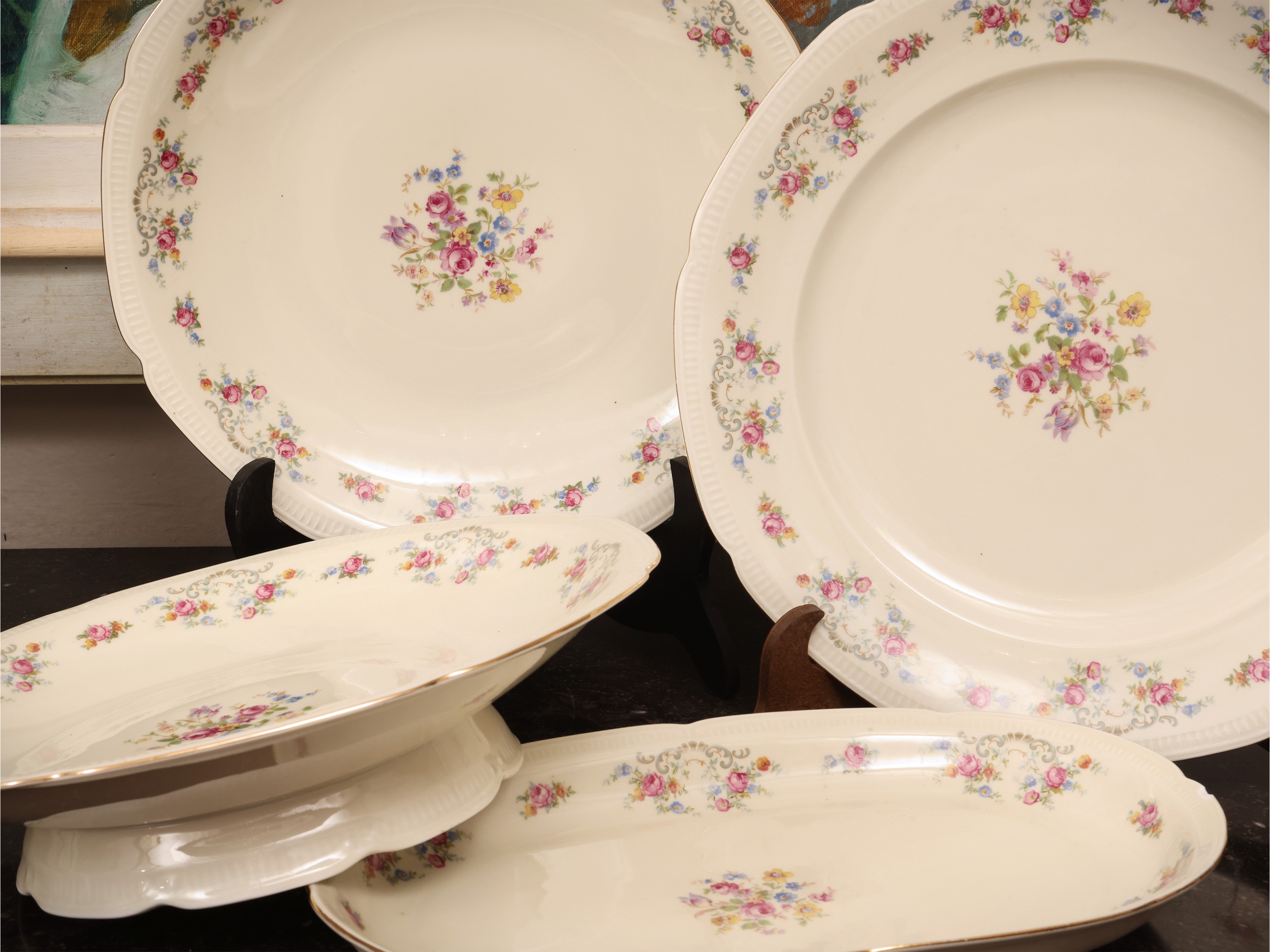 Servizio di piatti in porcellana avorio, Bavaria, decorazione a bouquet floreale policromo (36 pi...