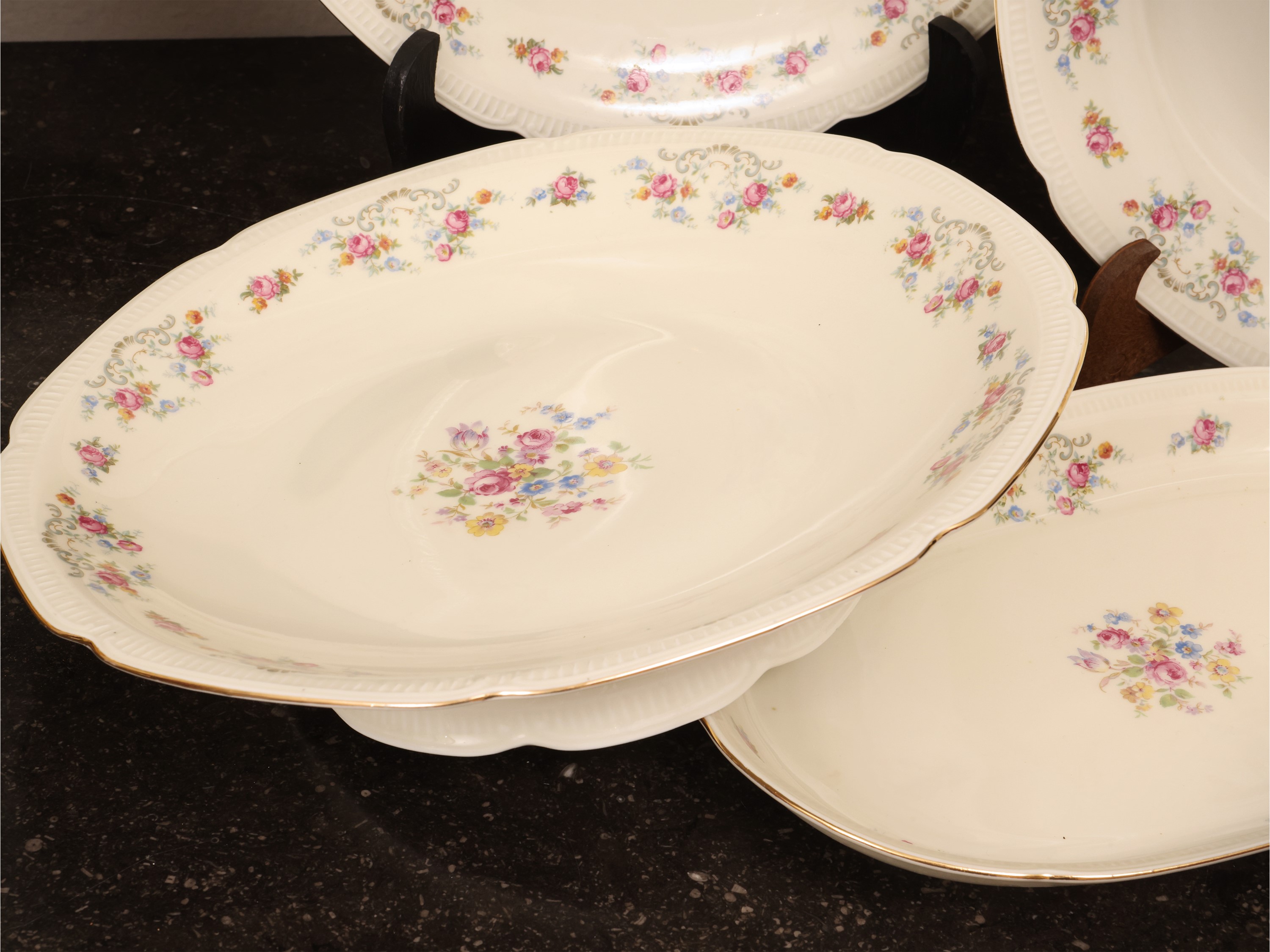 Servizio di piatti in porcellana avorio, Bavaria, decorazione a bouquet floreale policromo (36 pi...