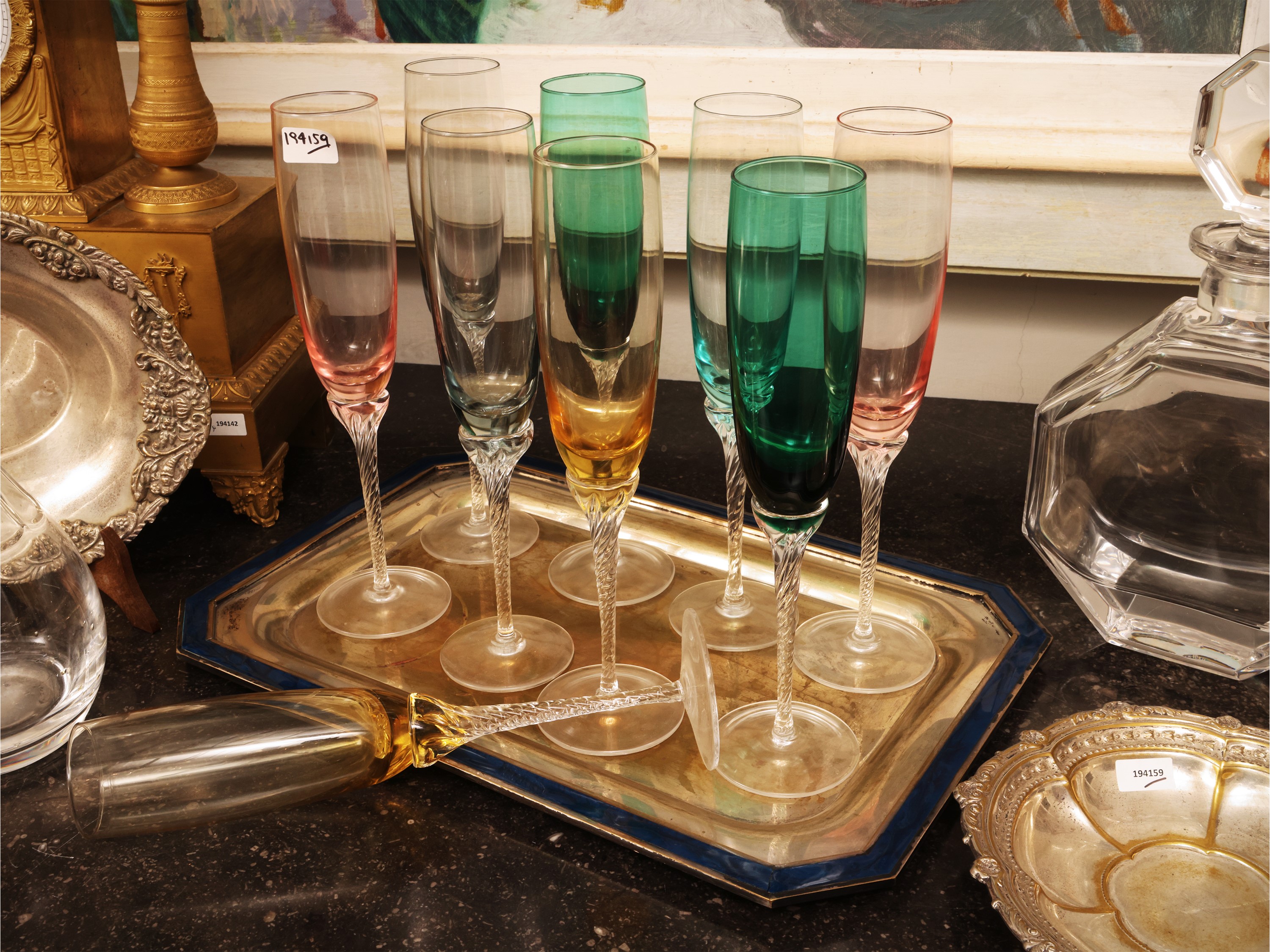 Set da aperitivo, 9 calici in vetro colorato e accessori in metallo argentato con bottiglie in cr...