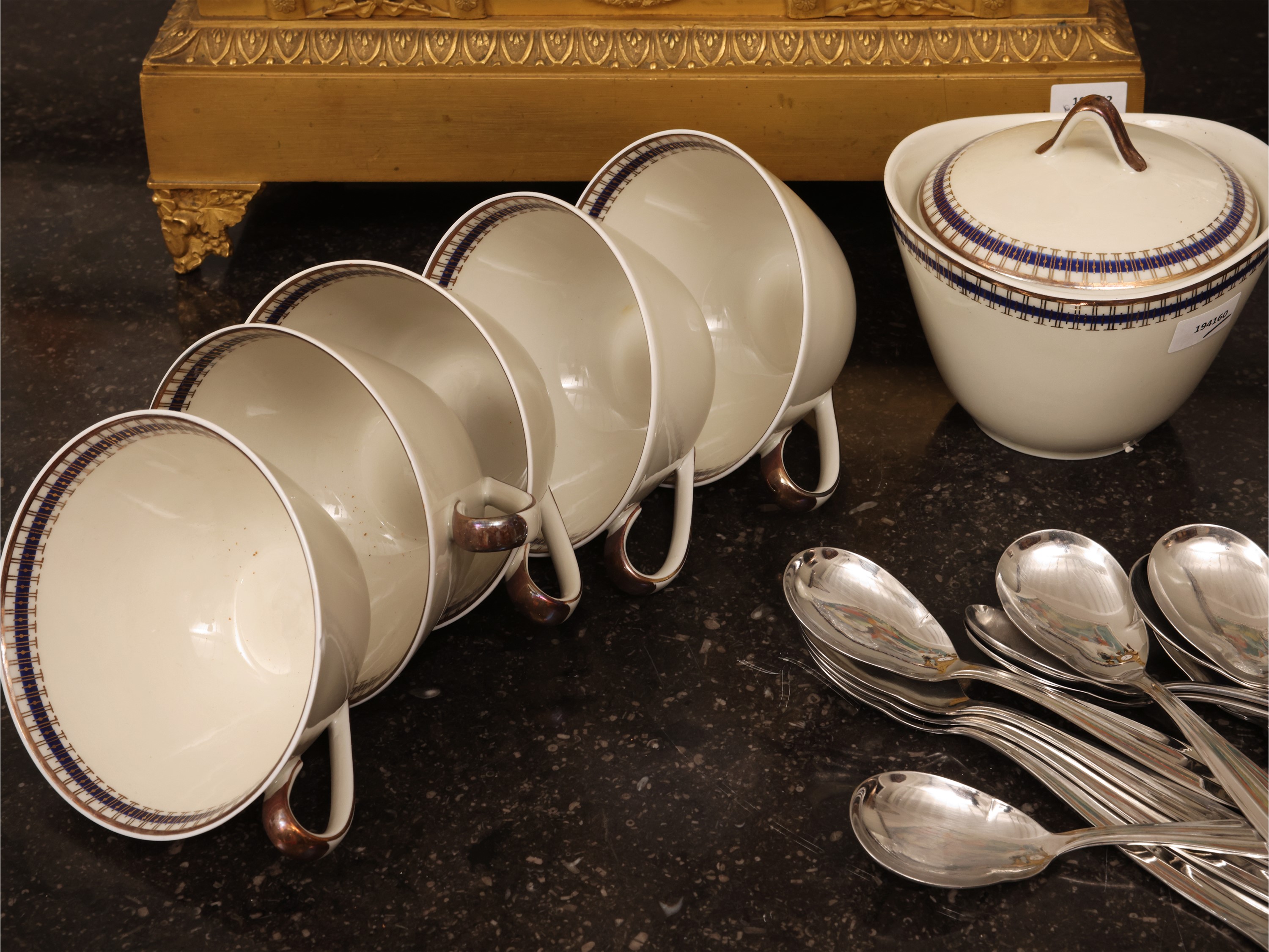 Set da tavola, porcellana avorio e accessori da servizio