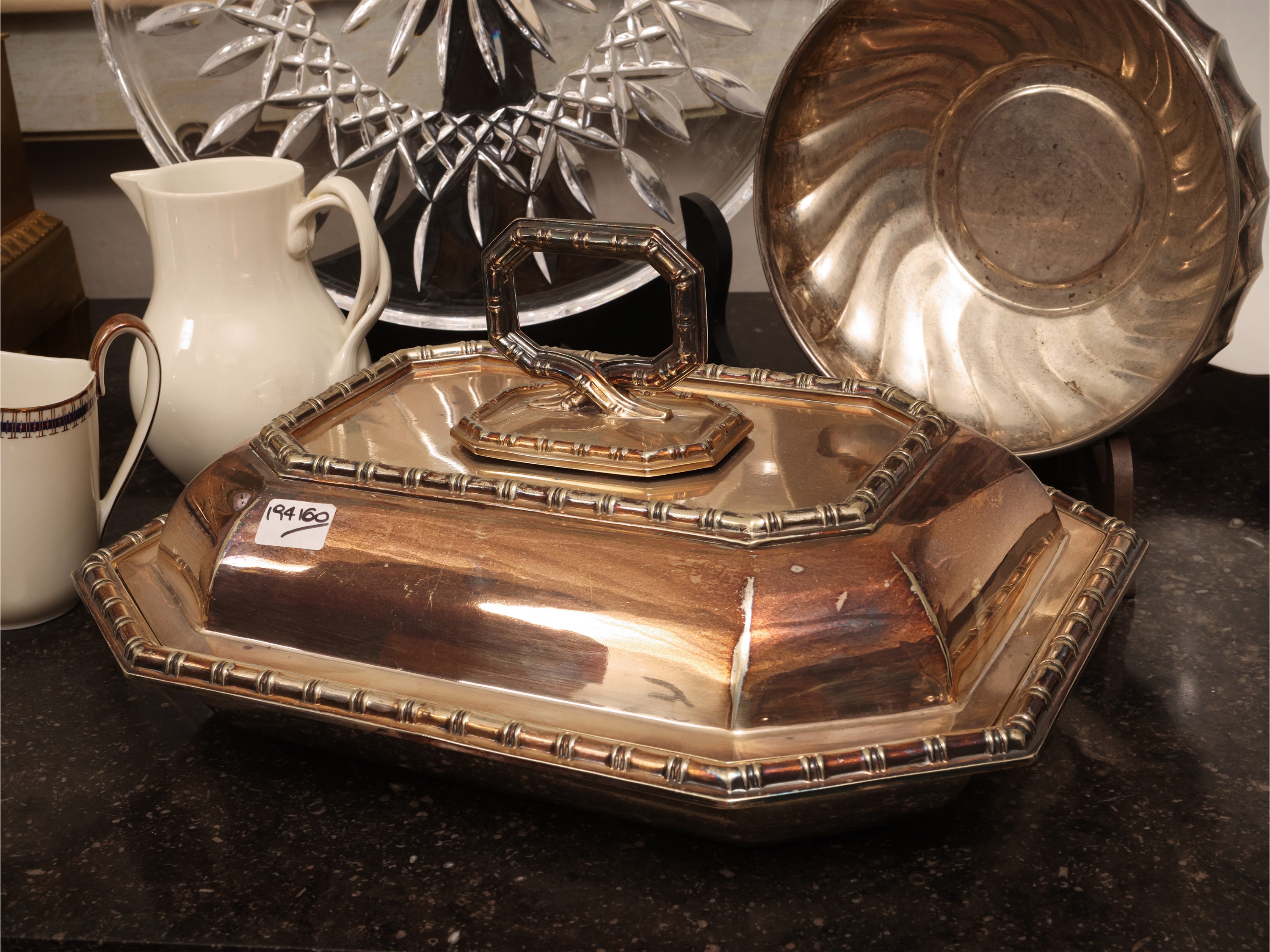 Set da tavola, porcellana avorio e accessori da servizio