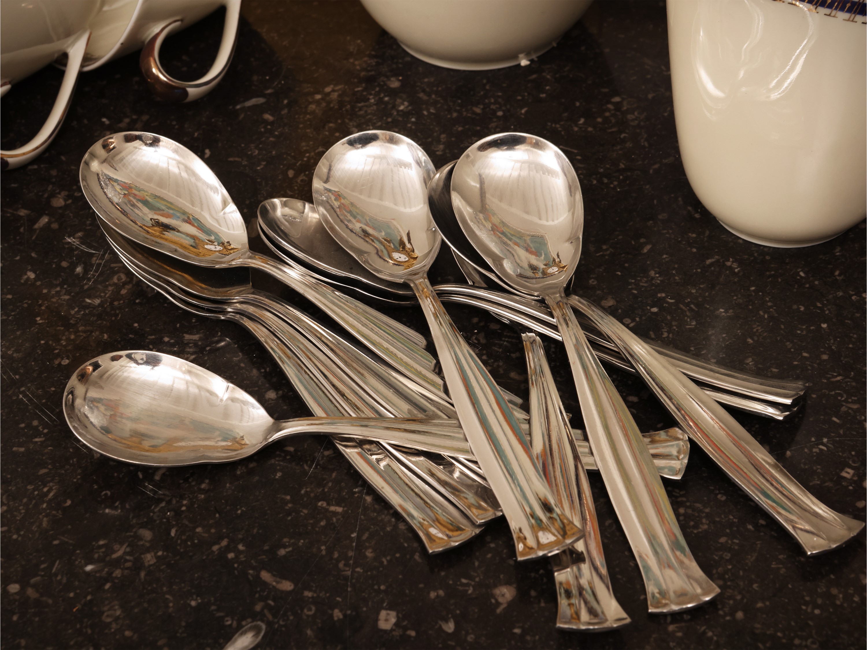 Set da tavola, porcellana avorio e accessori da servizio