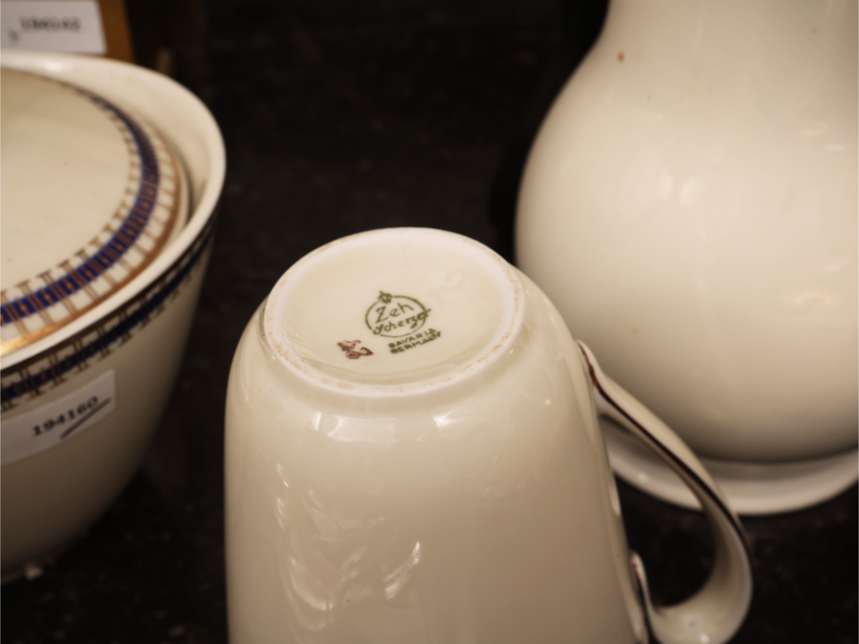 Set da tavola, porcellana avorio e accessori da servizio