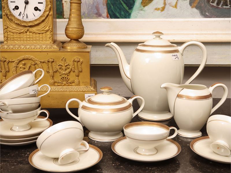 Manifattura Thomas, Servizio da caffè in porcellana avorio con finitura in oro (Germania, XX seco...
