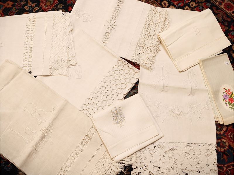 Asciugamani vari in lino e cotone ricamati e rifiniti in pizzo e uncinetto (assortimento di 10)
