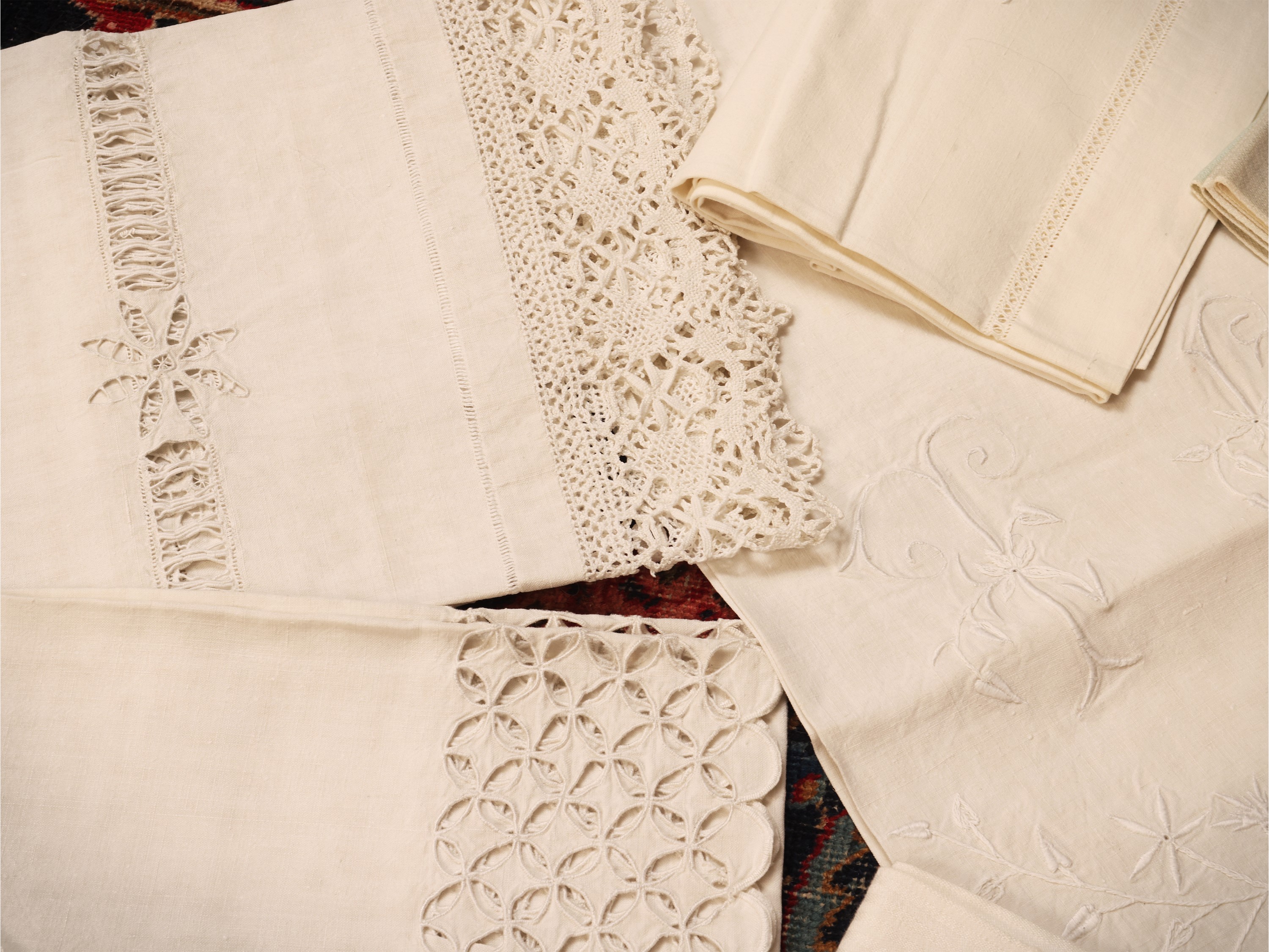 Asciugamani vari in lino e cotone ricamati e rifiniti in pizzo e uncinetto (assortimento di 10)