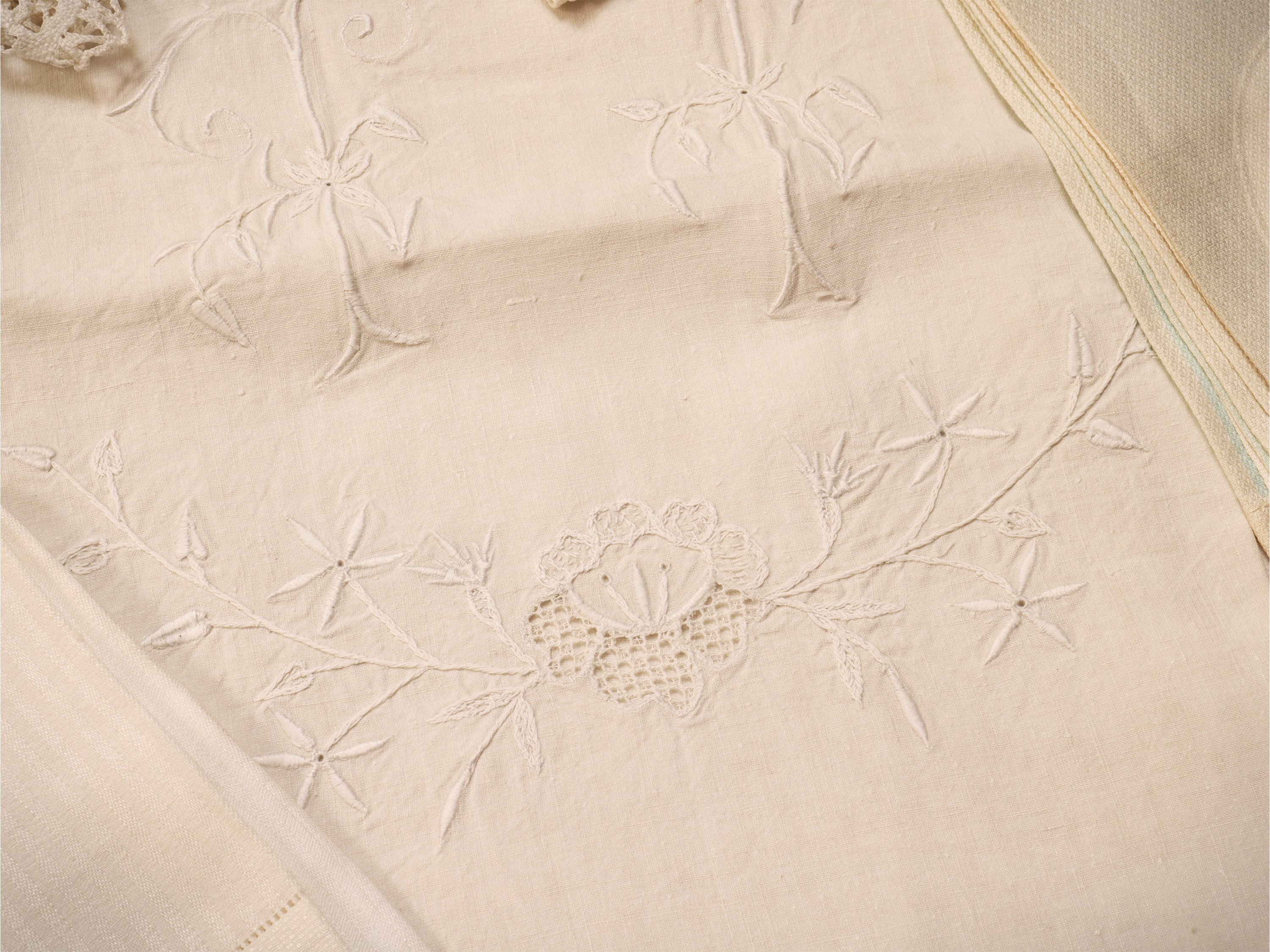 Asciugamani vari in lino e cotone ricamati e rifiniti in pizzo e uncinetto (assortimento di 10)