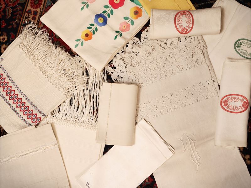 Assortimento di asciugamani ricamati in lino e cotone, con balze a uncinetto e frange