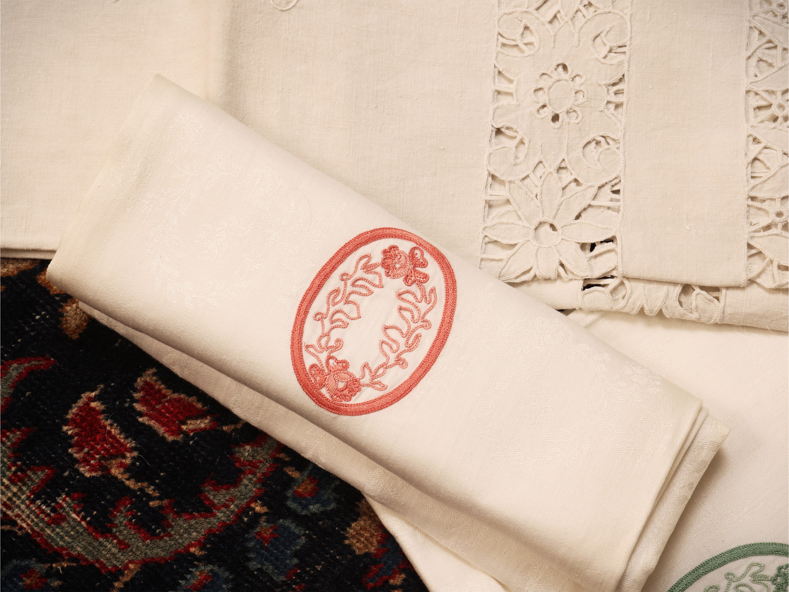Assortimento di asciugamani ricamati in lino e cotone, con balze a uncinetto e frange