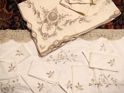 Due tovaglie ricamate in lino e misto lino, con complementi