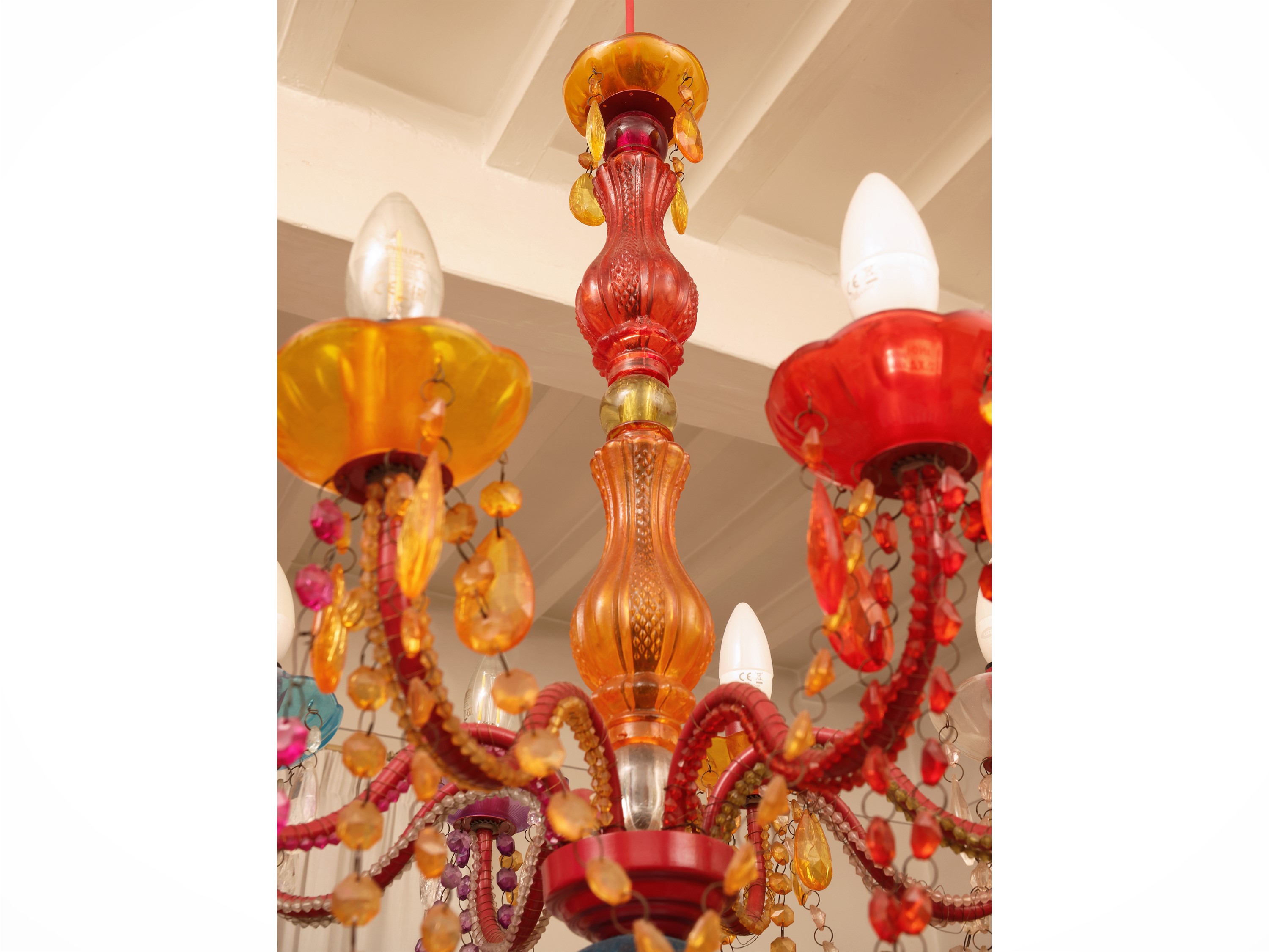 Lampadario, resina colorata, otto bracci portacandele