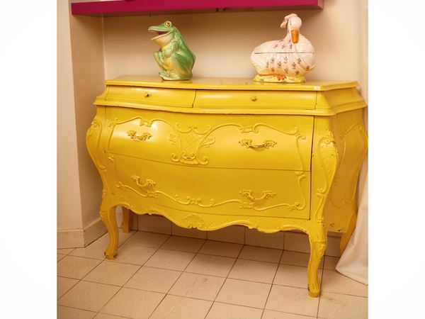 Cassettone laccato color giallo limone