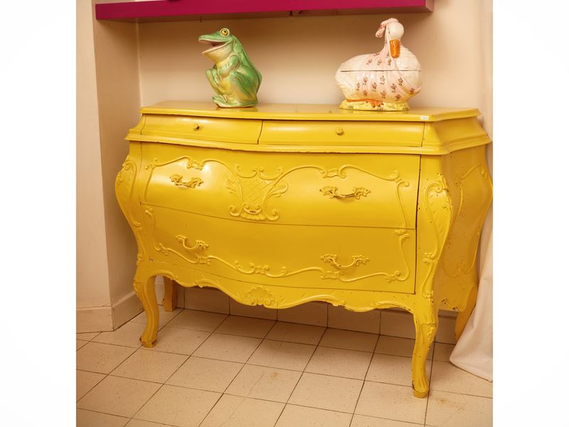 Cassettone laccato color giallo limone, stile settecentesco