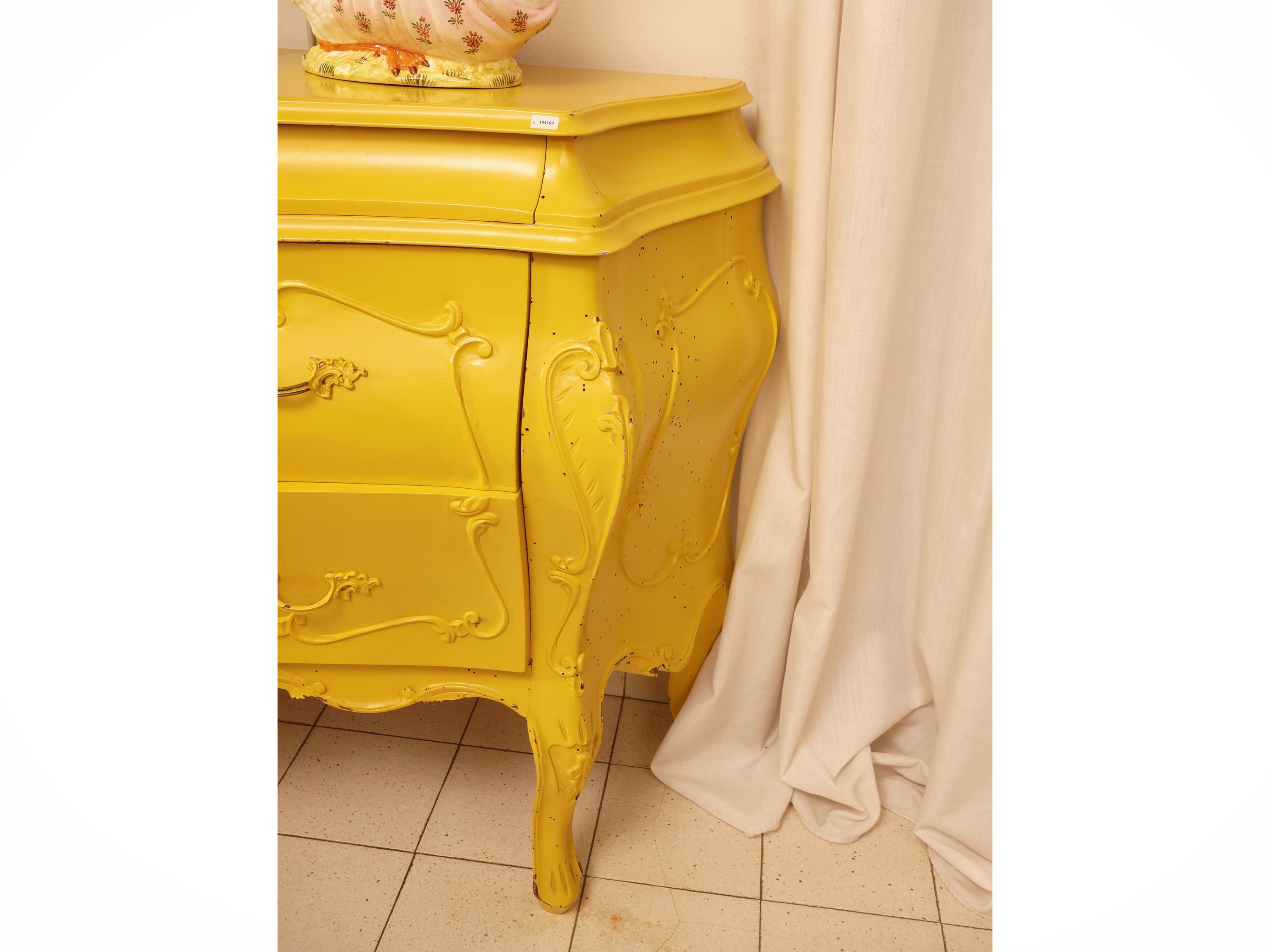 Cassettone laccato color giallo limone, stile settecentesco