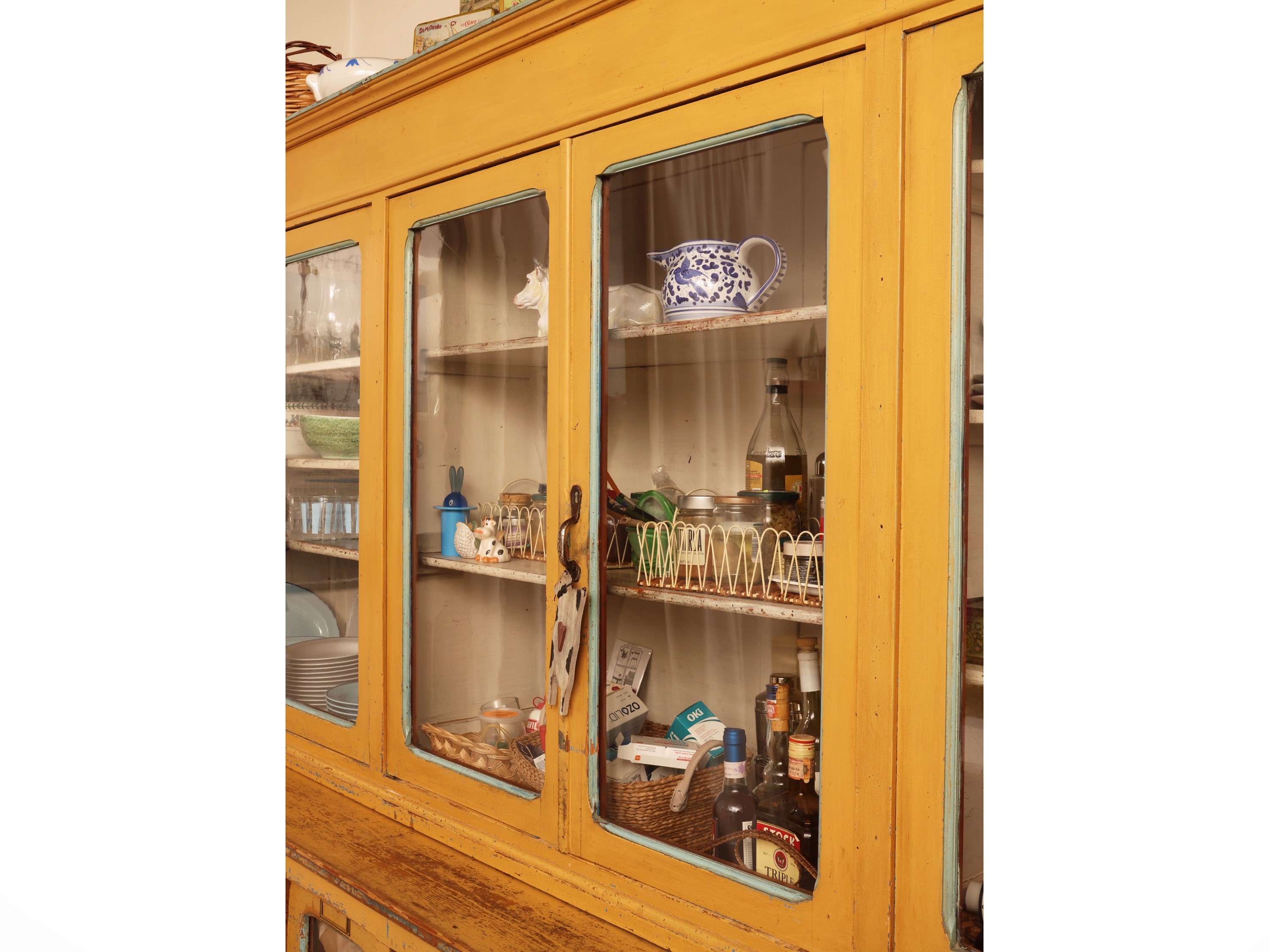 Grande mobile da farmacia in legno laccato giallo ocra, sportelli a vetro e cassetti, anni Quaran...