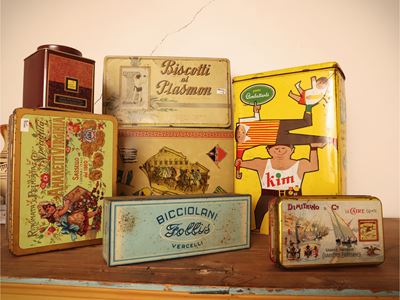 Collezione di 7 scatole di latta d’epoca, varia foggia e dimensioni