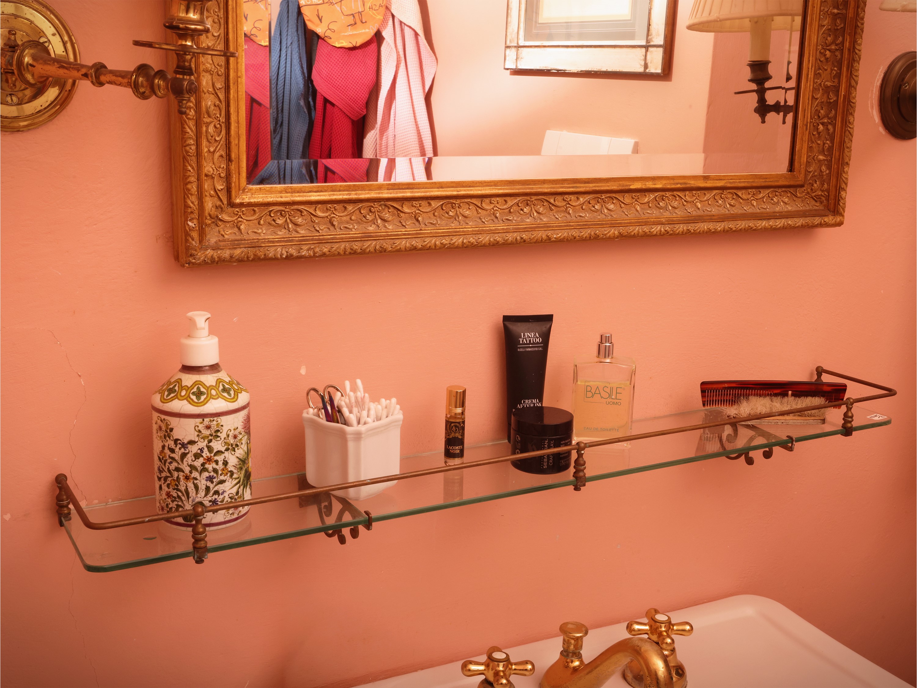 Set per arredo bagno in ottone, mensole e accessori con ripiani in vetro (e coppia di applique)