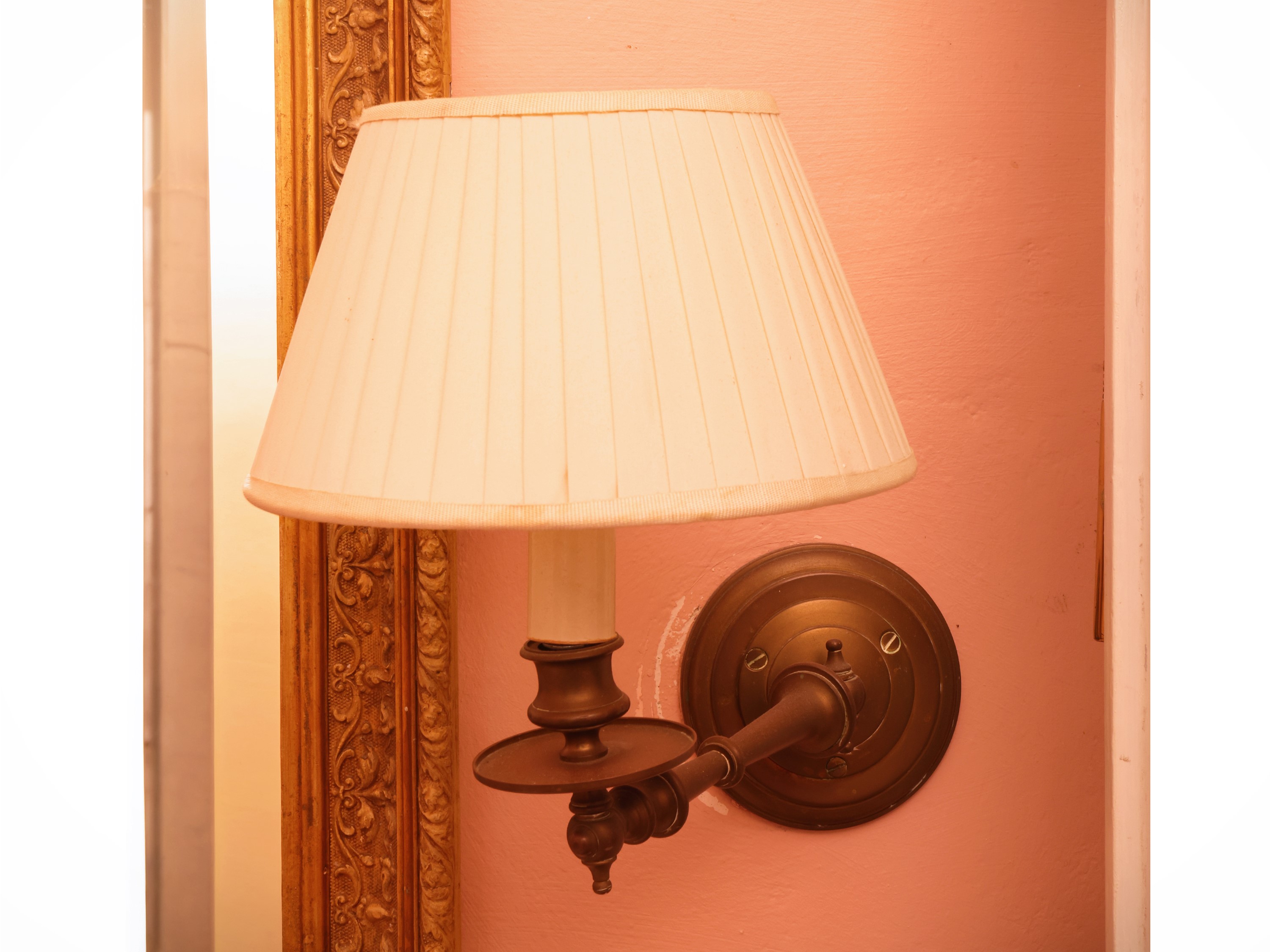 Set per arredo bagno in ottone, mensole e accessori con ripiani in vetro (e coppia di applique)