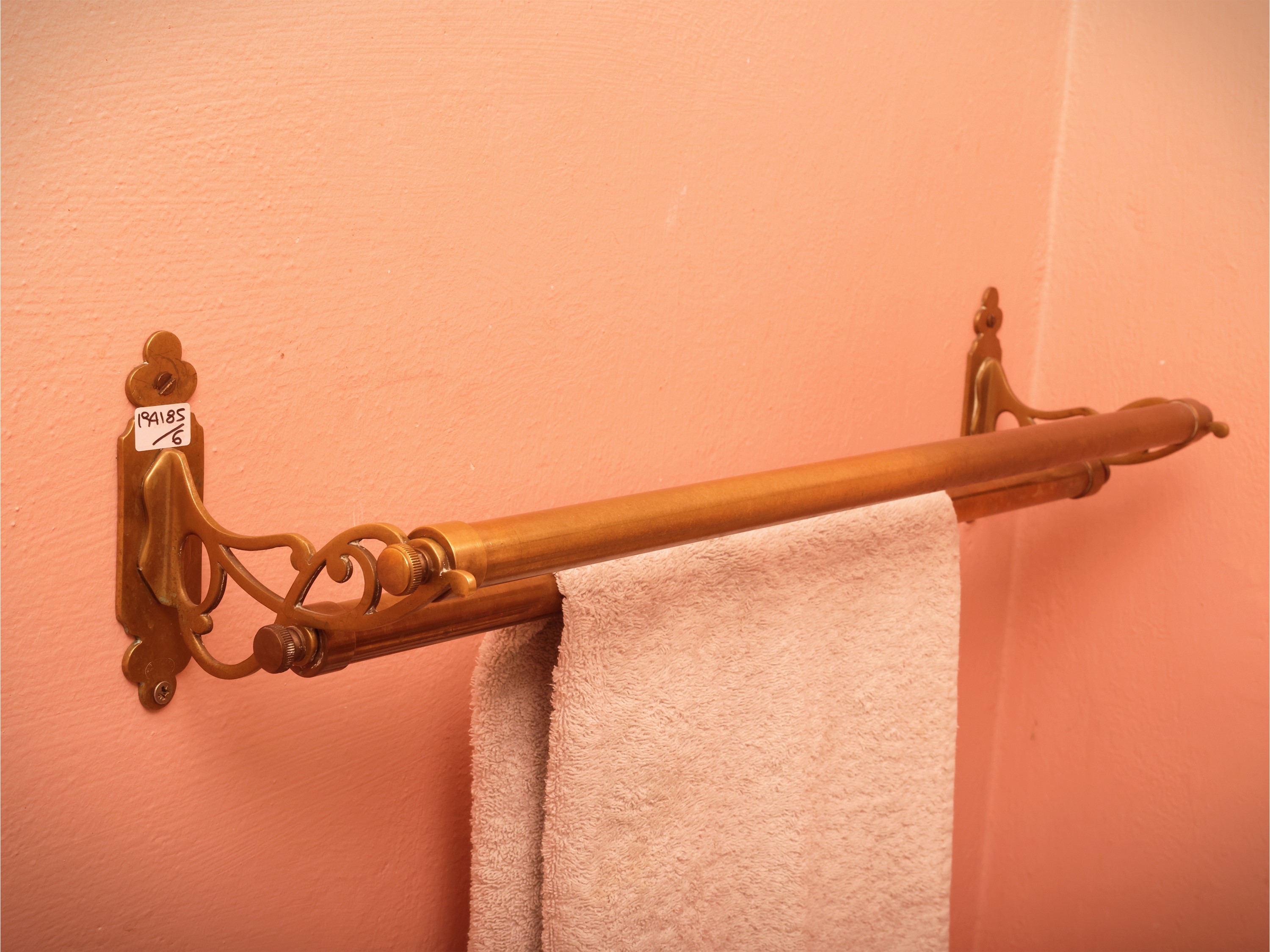 Set per arredo bagno in ottone, mensole e accessori con ripiani in vetro (e coppia di applique)