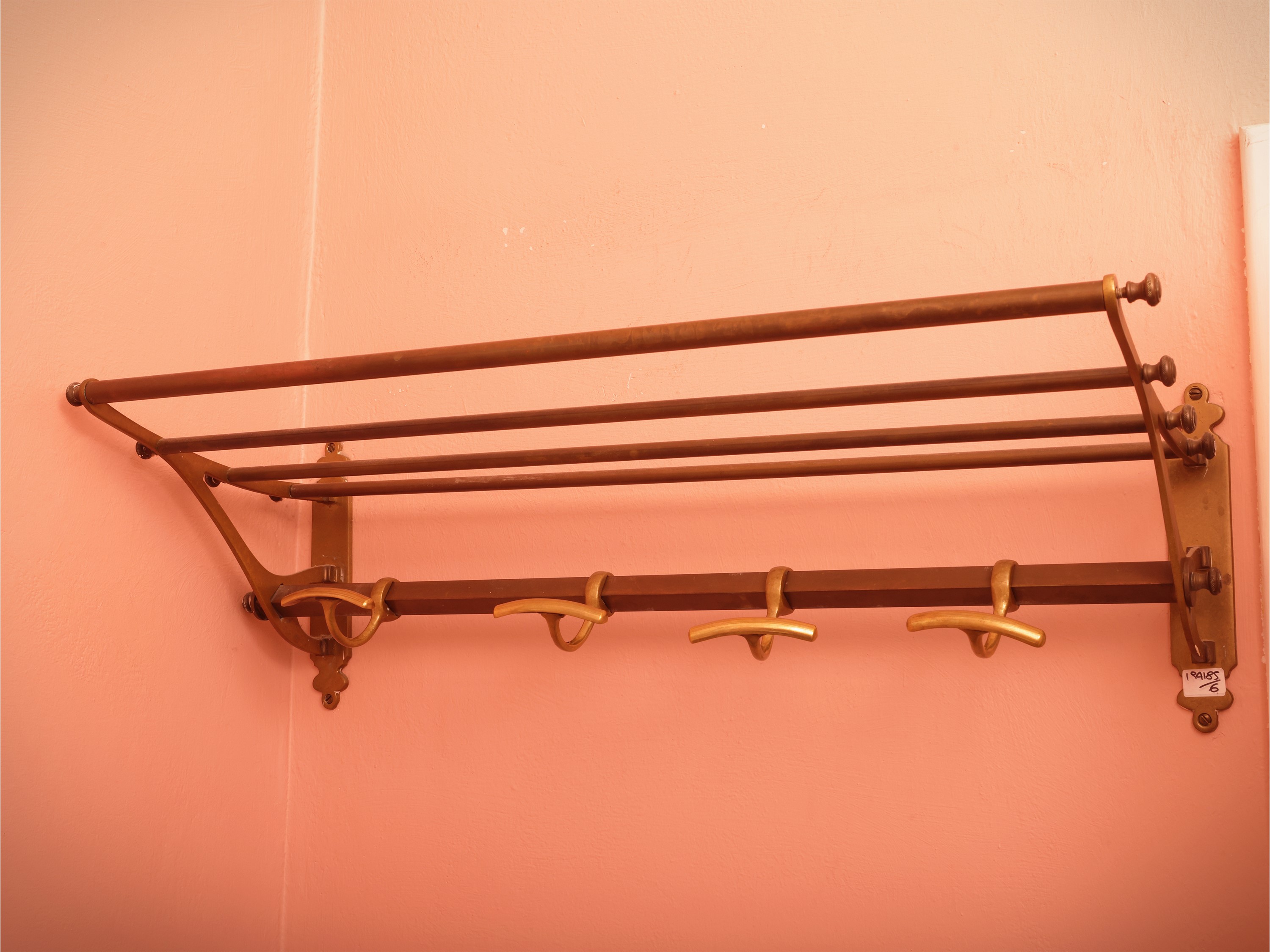Set per arredo bagno in ottone, mensole e accessori con ripiani in vetro (e coppia di applique)