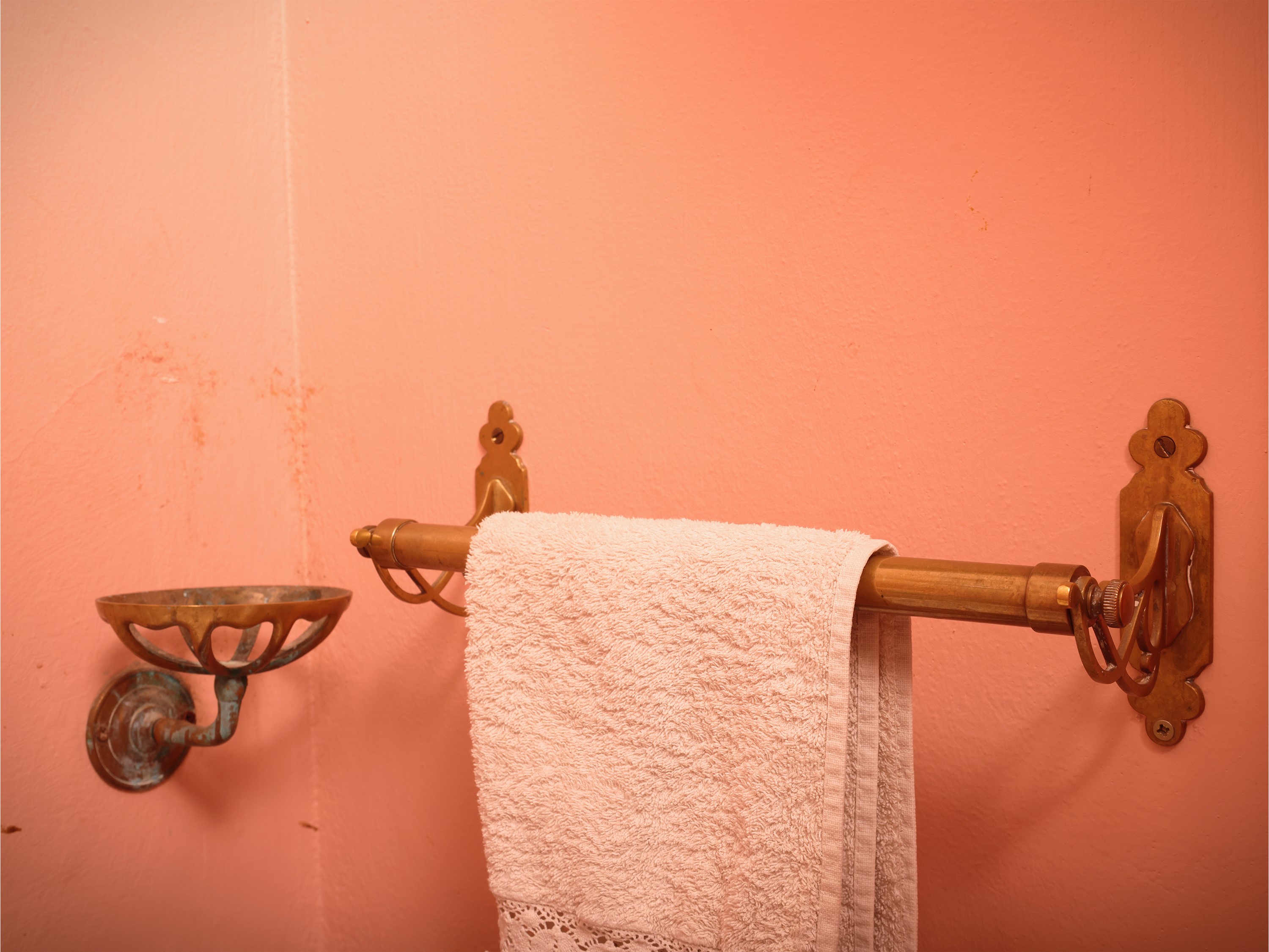 Set per arredo bagno in ottone, mensole e accessori con ripiani in vetro (e coppia di applique)