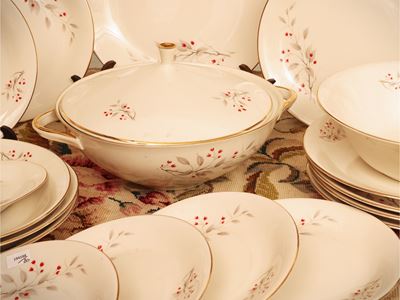 Servizio di piatti in porcellana decorata con piccoli fiori rossi e bordo in oro