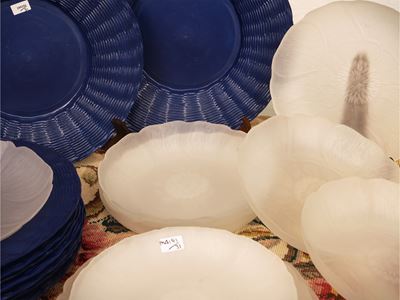 Set da tavola, piatti e sottopiatti in vetro satinato a foggia di fiore e cestino