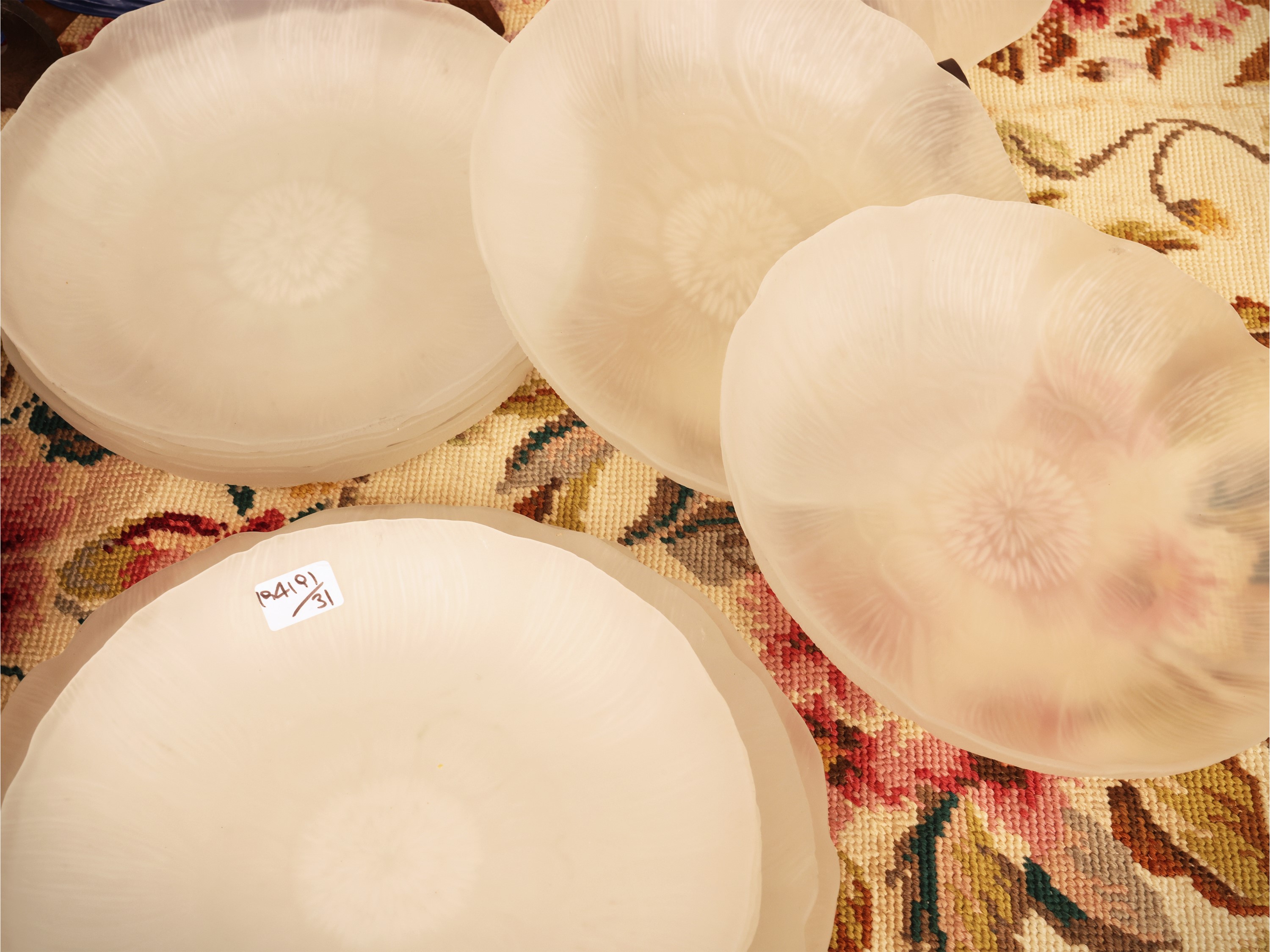 Set da tavola, piatti e sottopiatti in vetro satinato a foggia di fiore e cestino